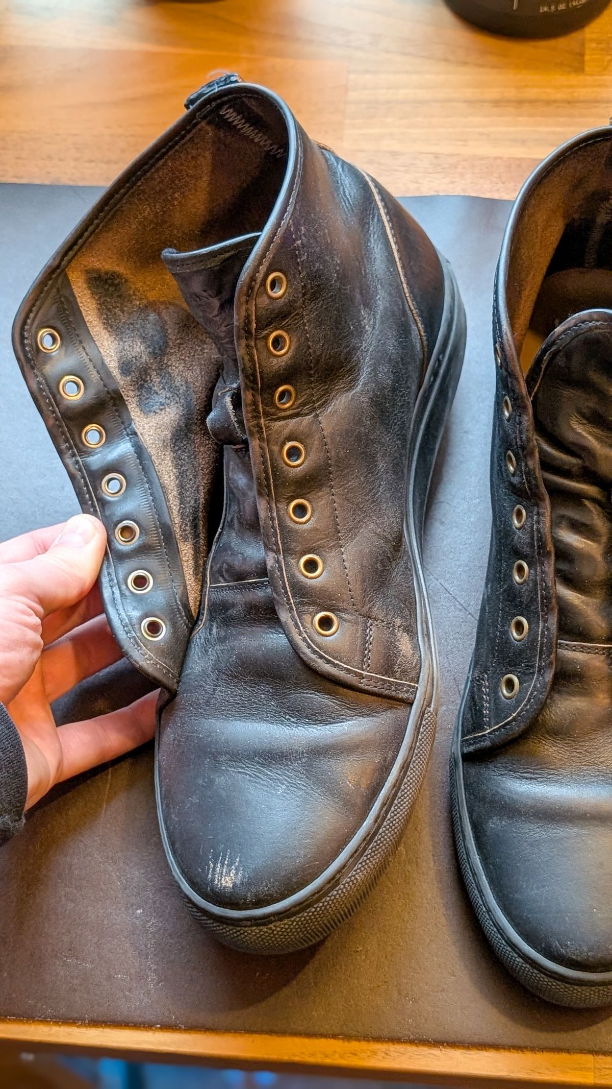 Photo by demo on February 14, 2026 of the Goral x Rose Anvil SMUGS 2.0 in Horween Black Chromexcel.