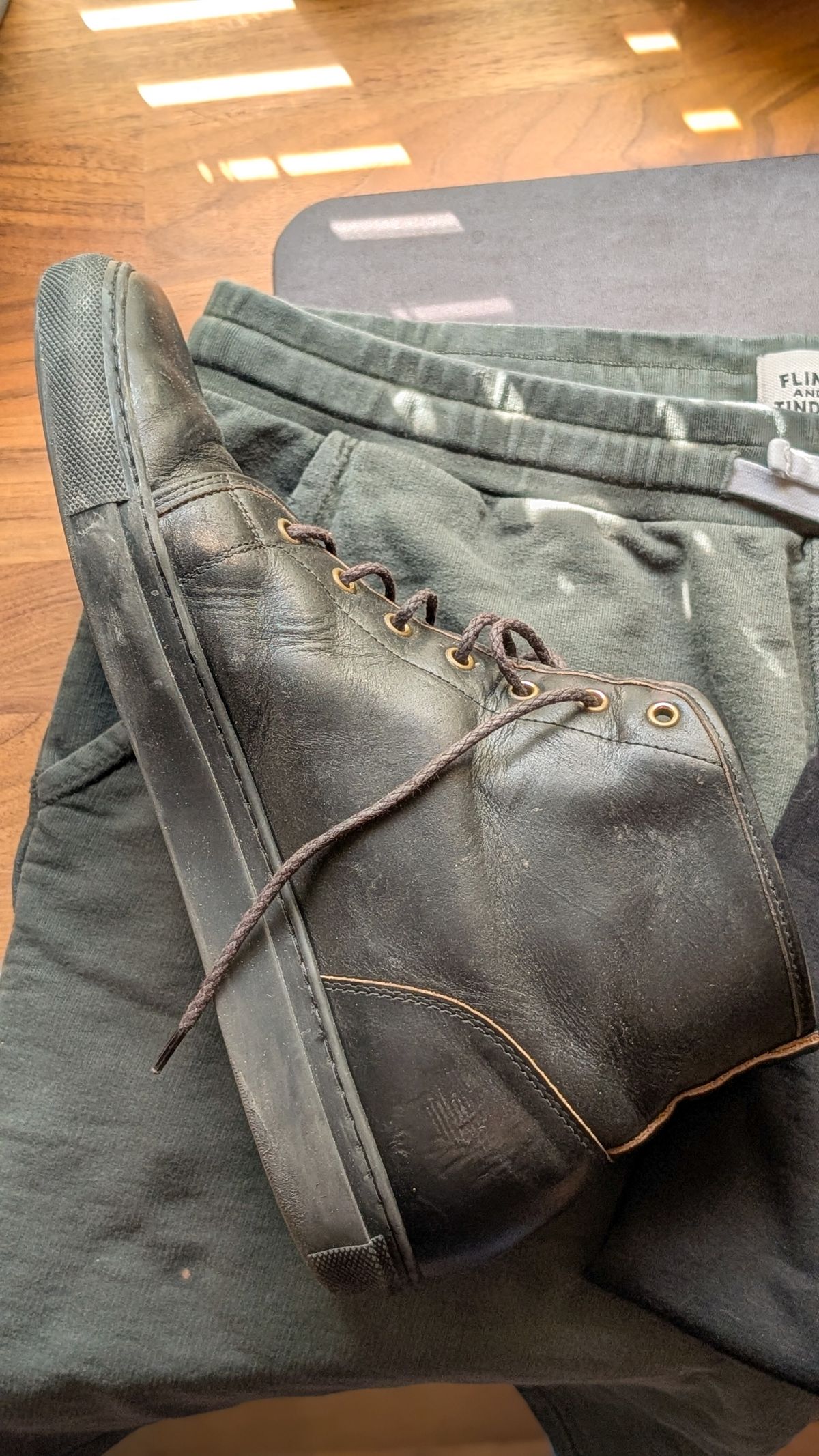 Photo by demo on February 7, 2026 of the Goral x Rose Anvil SMUGS 2.0 in Horween Black Chromexcel.