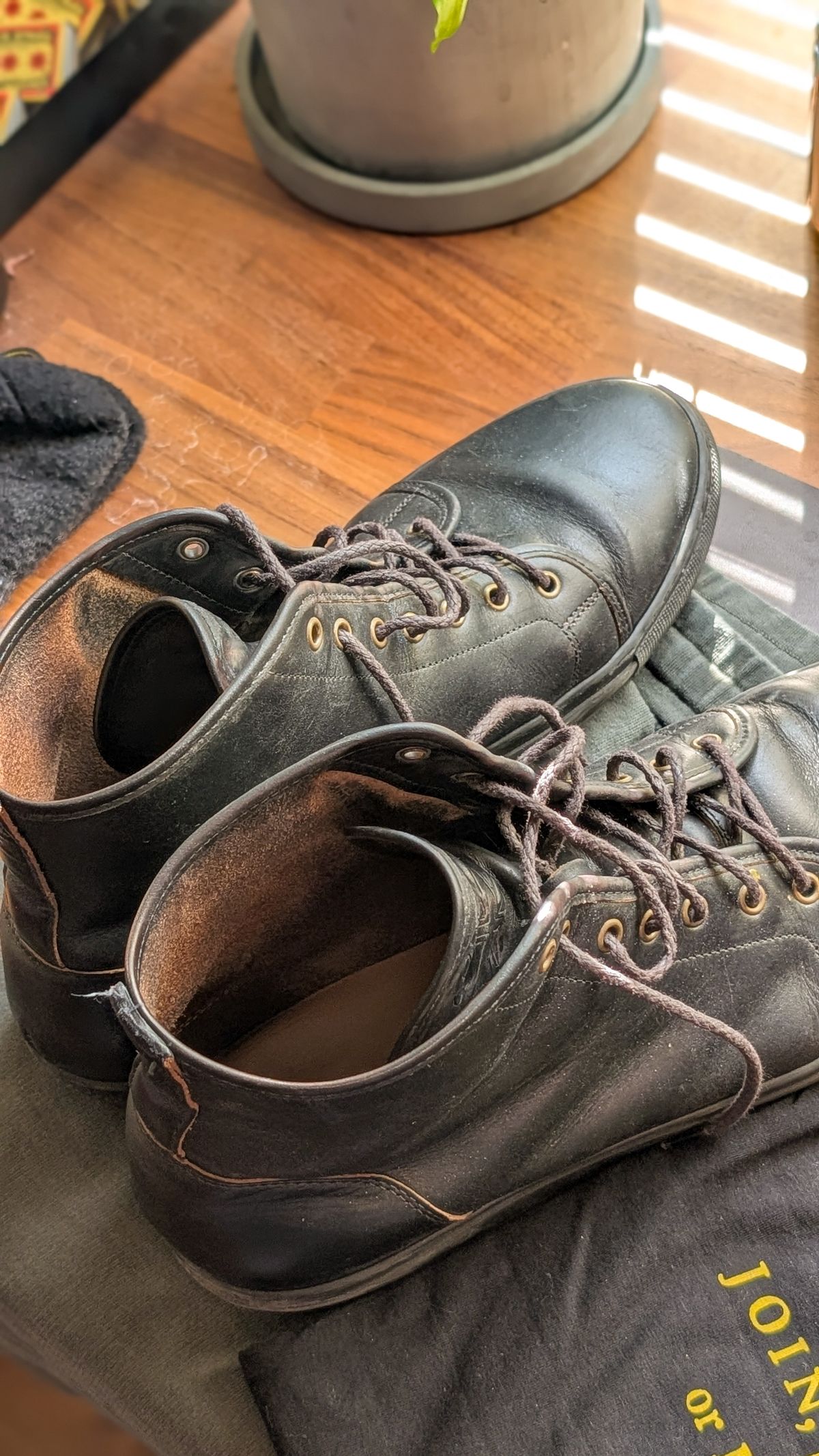 Photo by demo on February 7, 2026 of the Goral x Rose Anvil SMUGS 2.0 in Horween Black Chromexcel.