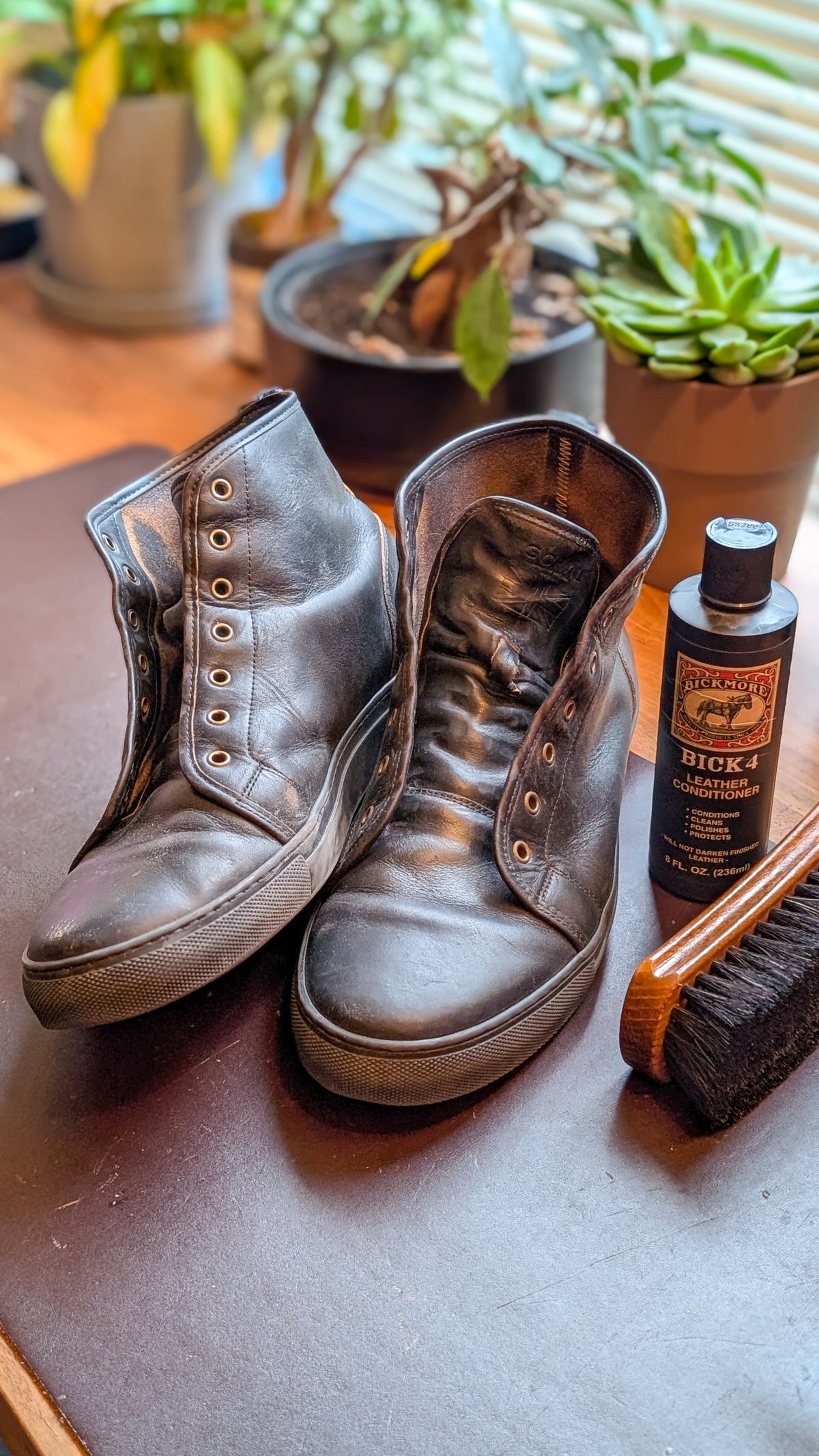 Photo by demo on February 14, 2026 of the Goral x Rose Anvil SMUGS 2.0 in Horween Black Chromexcel.