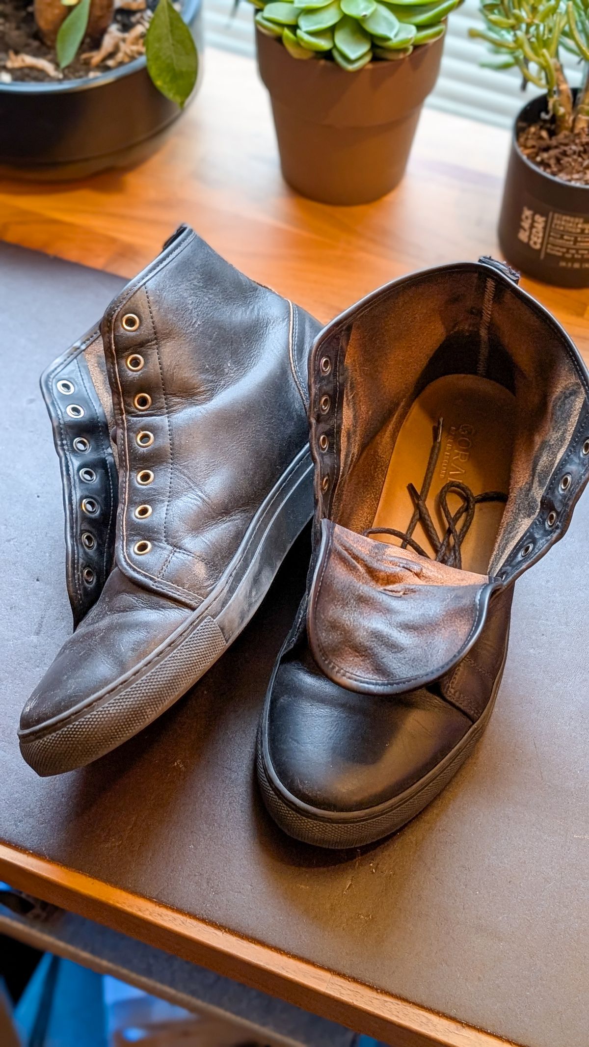 Photo by demo on February 14, 2026 of the Goral x Rose Anvil SMUGS 2.0 in Horween Black Chromexcel.