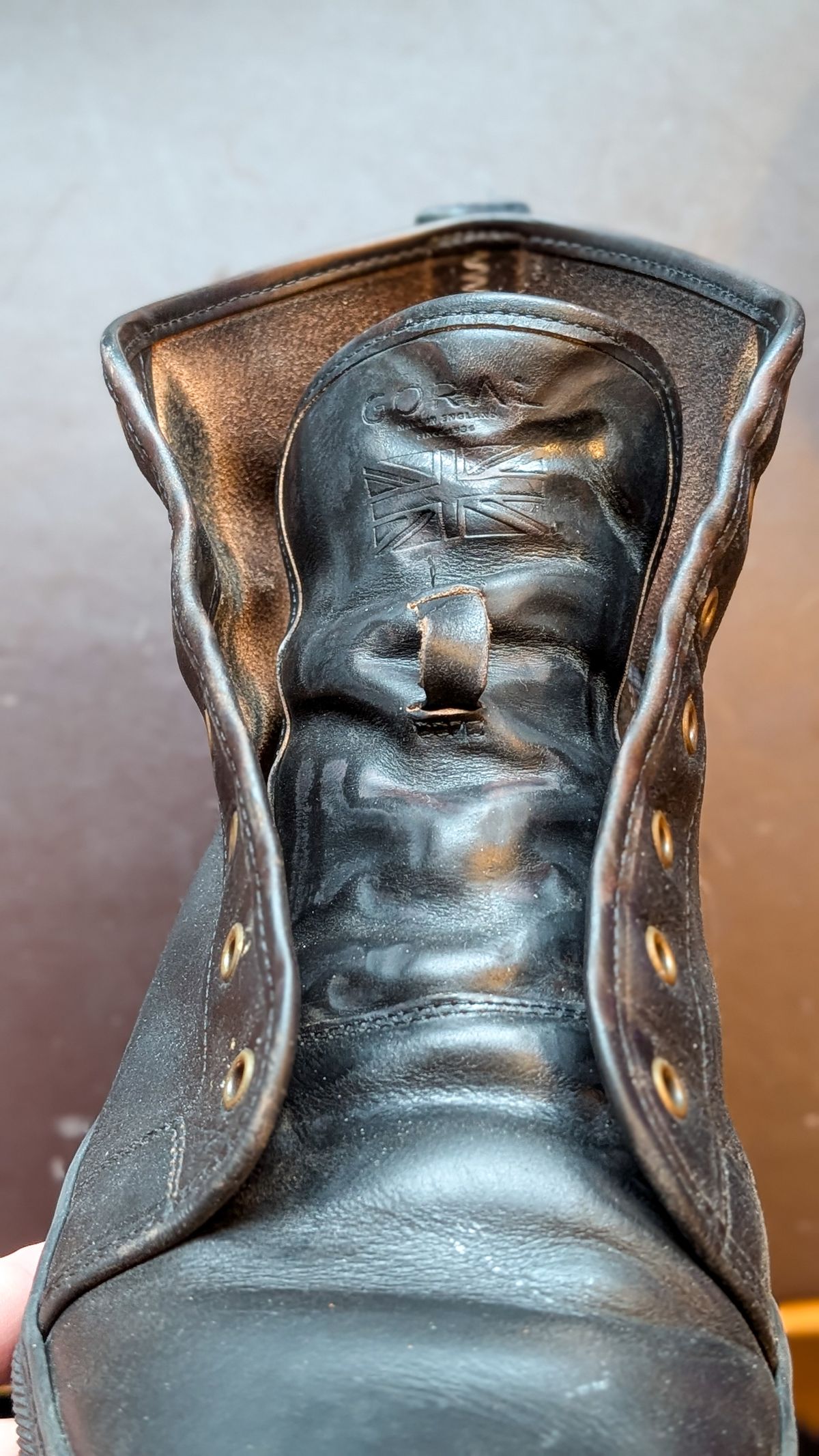 Photo by demo on February 14, 2026 of the Goral x Rose Anvil SMUGS 2.0 in Horween Black Chromexcel.