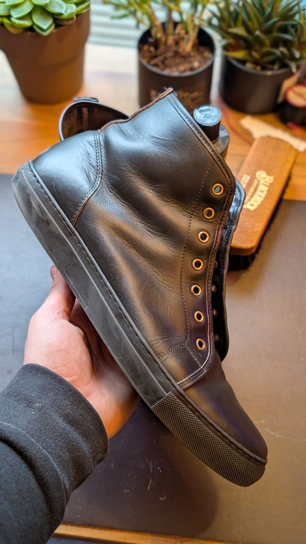 Photo by demo on February 14, 2026 of the Goral x Rose Anvil SMUGS 2.0 in Horween Black Chromexcel.
