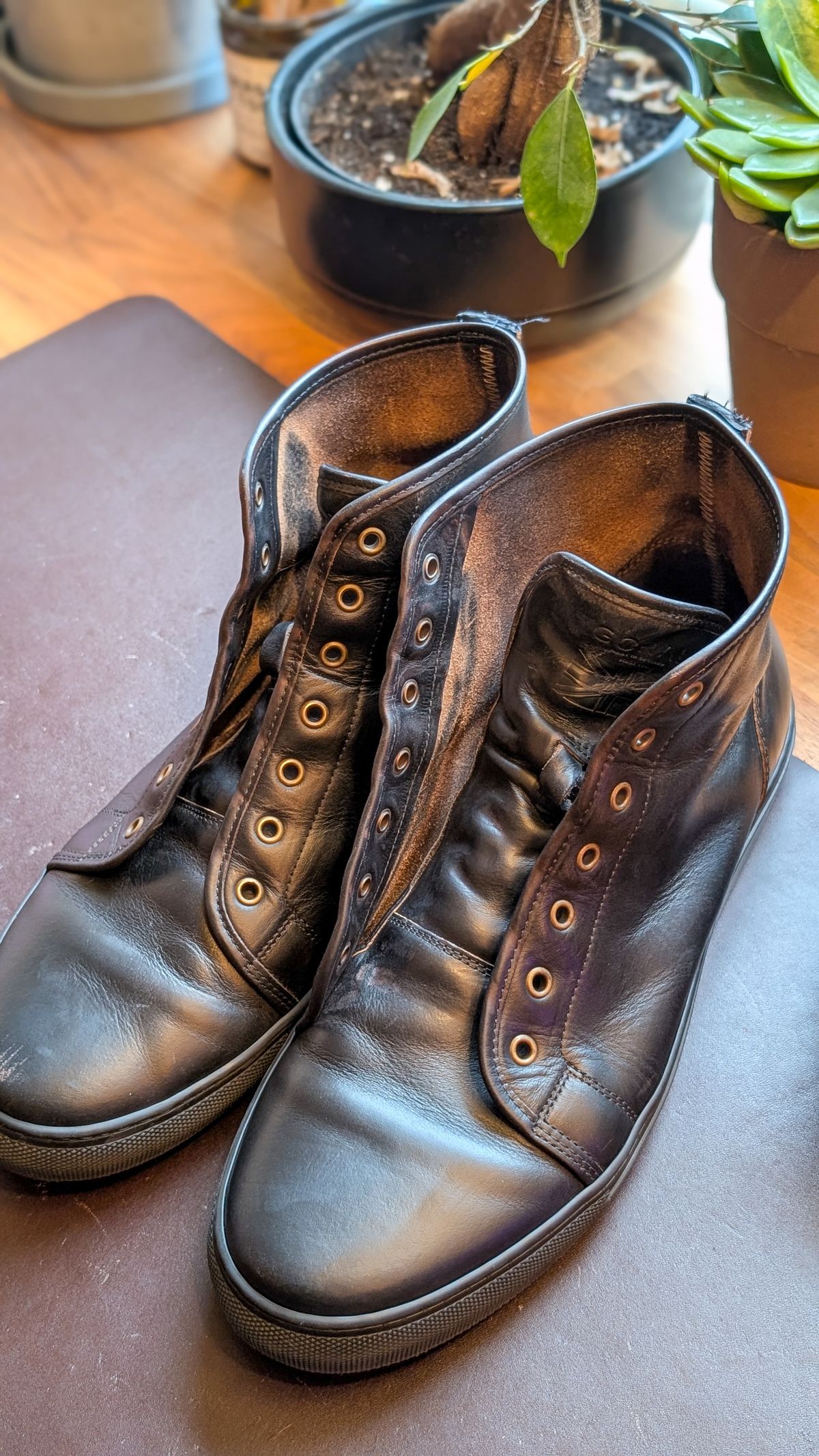 Photo by demo on February 14, 2026 of the Goral x Rose Anvil SMUGS 2.0 in Horween Black Chromexcel.