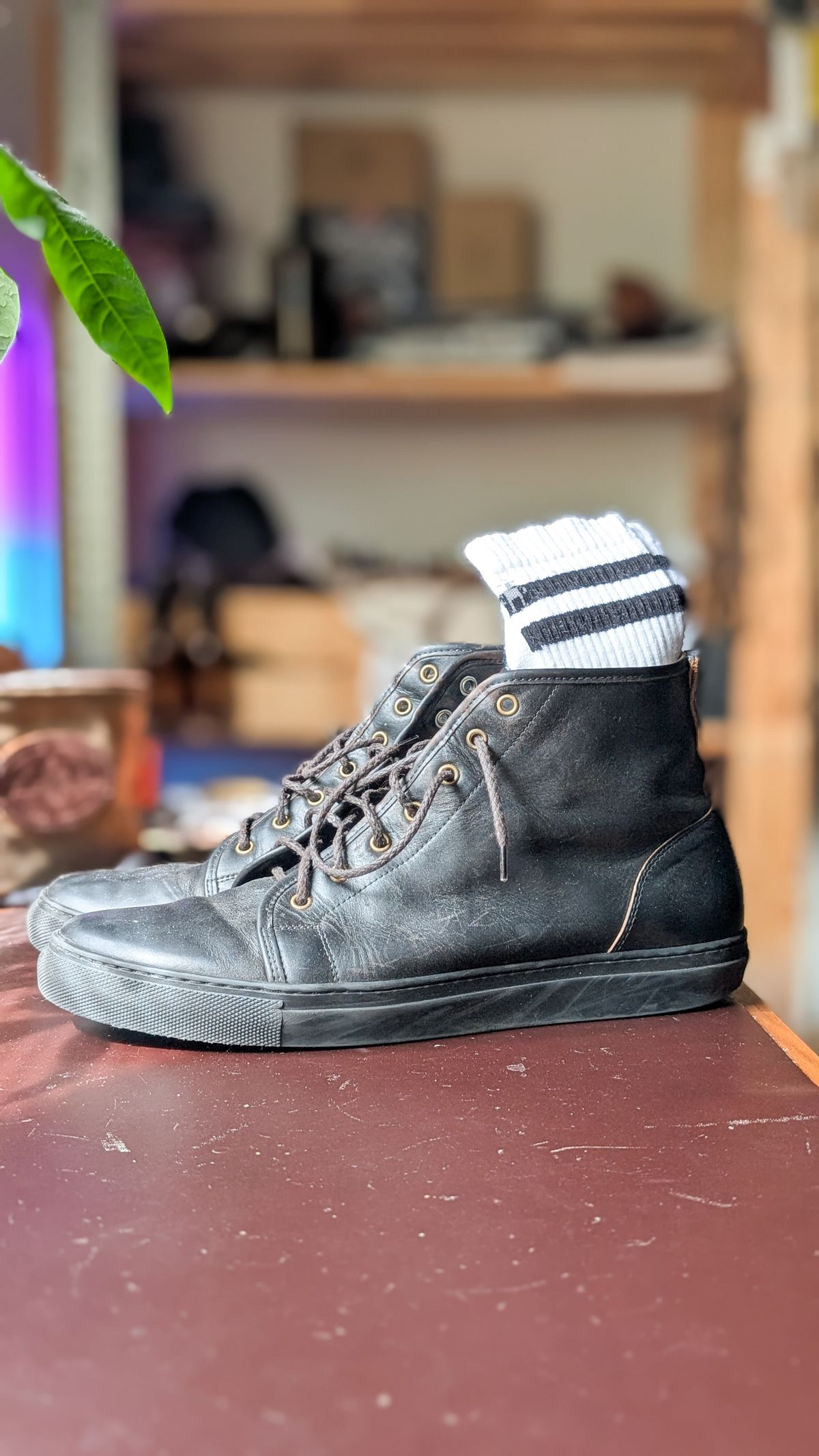 Photo by demo on April 18, 2026 of the Goral x Rose Anvil SMUGS 2.0 in Horween Black Chromexcel.