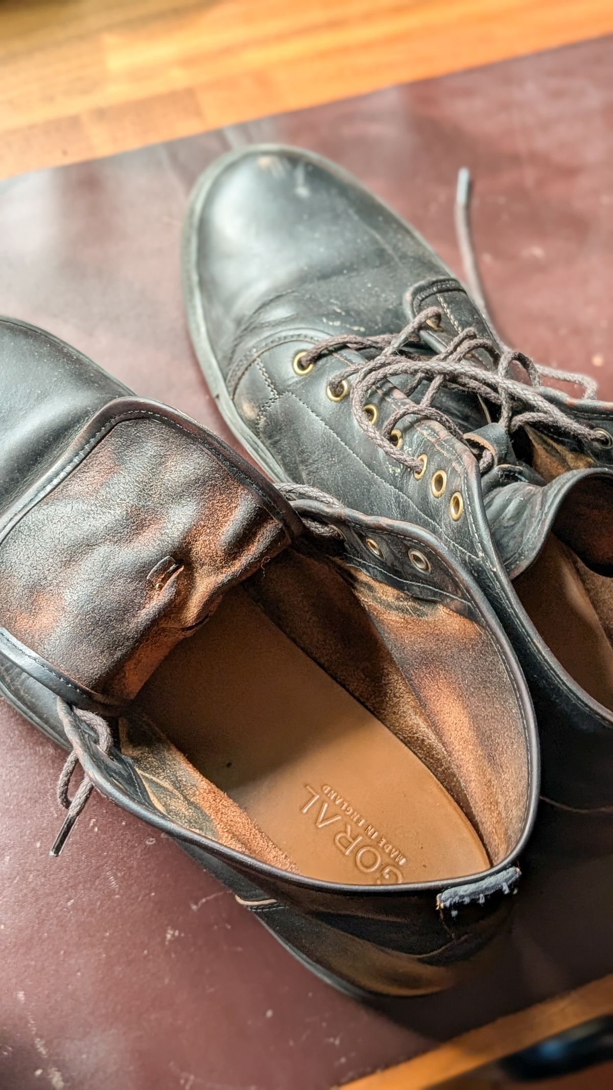 Photo by demo on April 18, 2026 of the Goral x Rose Anvil SMUGS 2.0 in Horween Black Chromexcel.