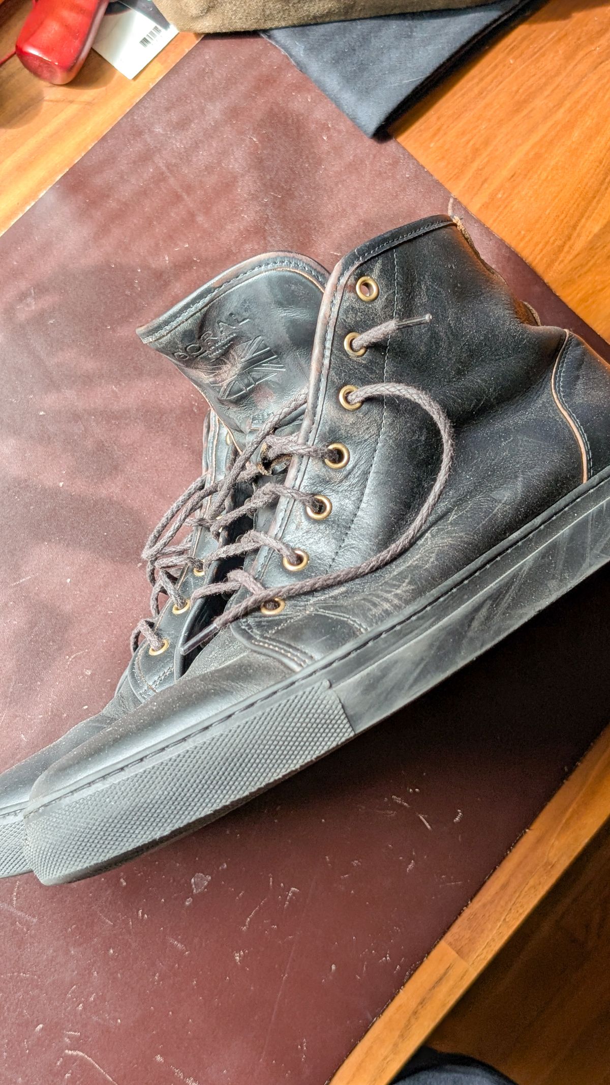 Photo by demo on April 18, 2026 of the Goral x Rose Anvil SMUGS 2.0 in Horween Black Chromexcel.