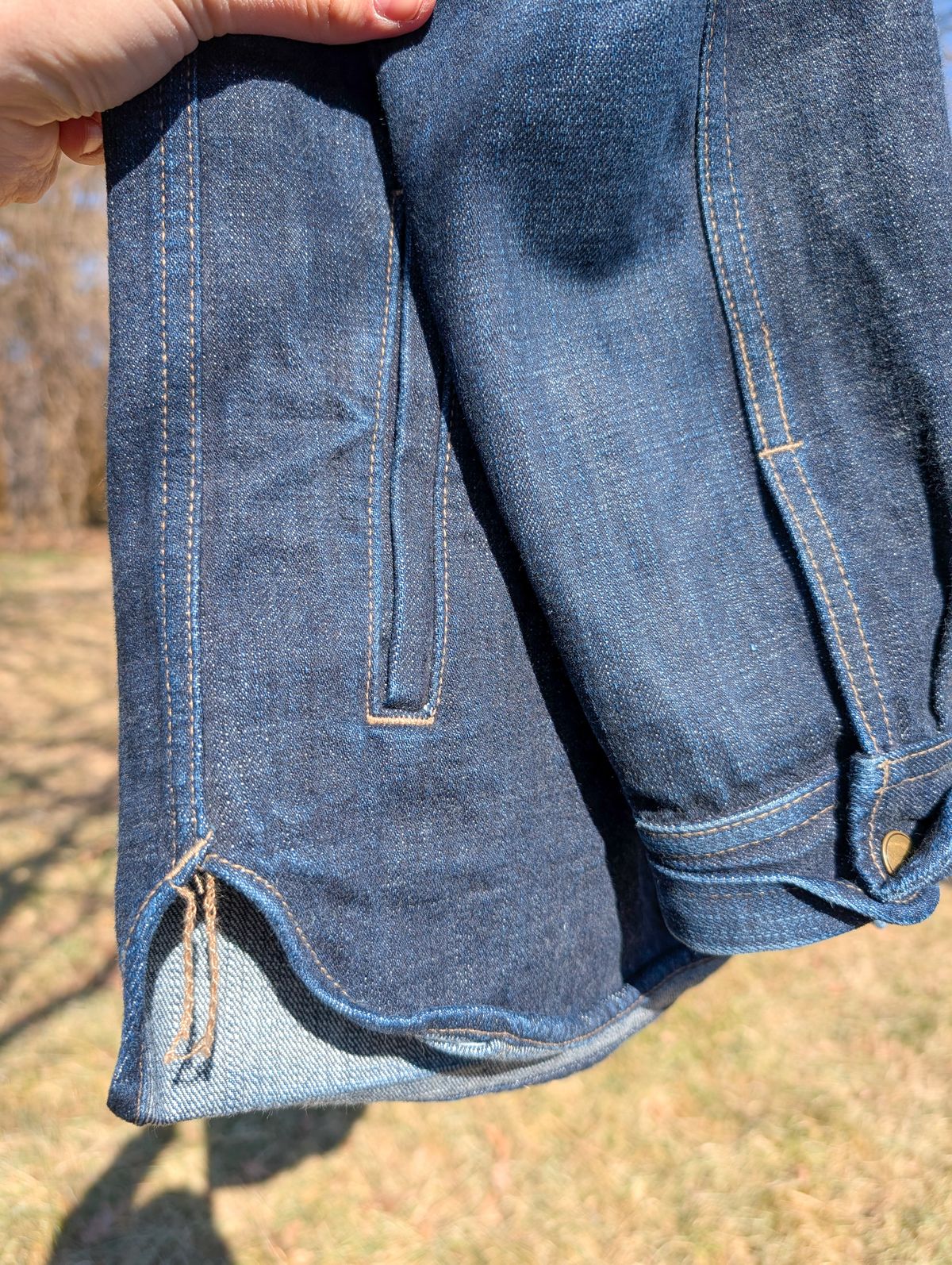 Photo by demo on January 28, 2025 of the Rogue Territory Service Shirt in 13.5oz Cryptic Indigo.