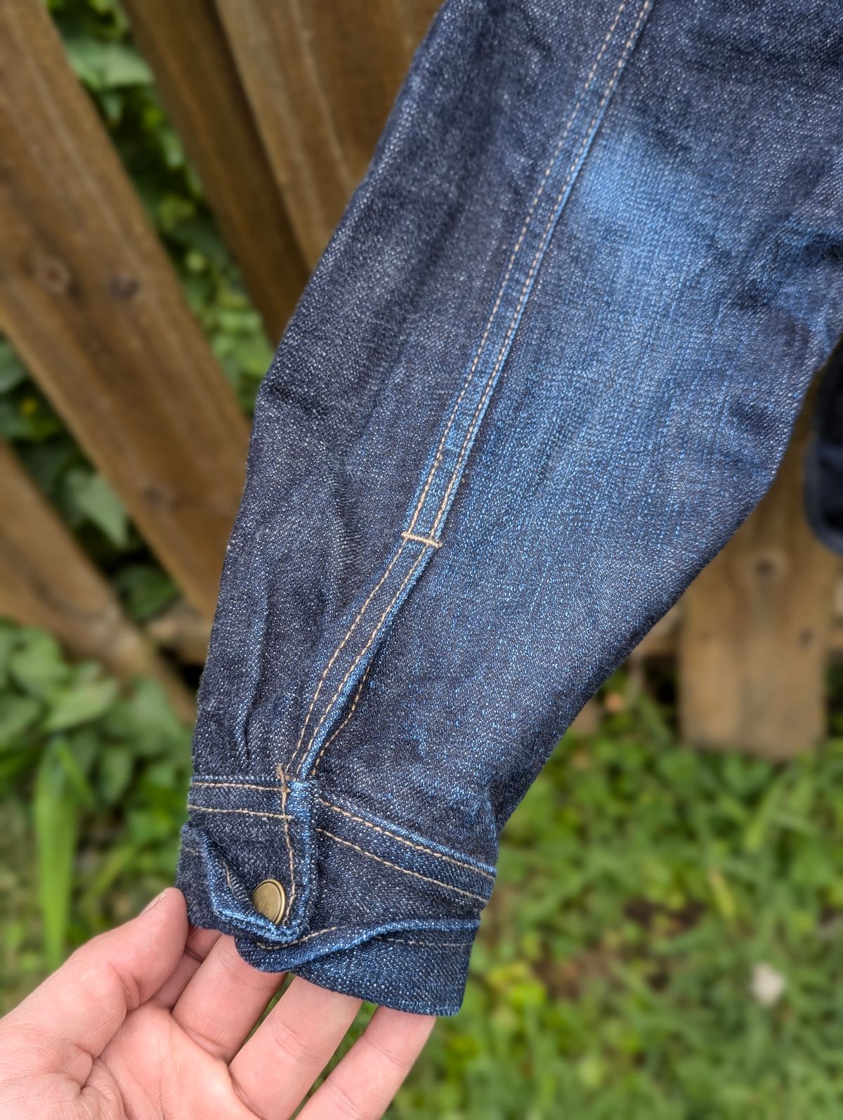 Photo by demo on August 31, 2024 of the Rogue Territory Service Shirt in 13.5oz Cryptic Indigo.