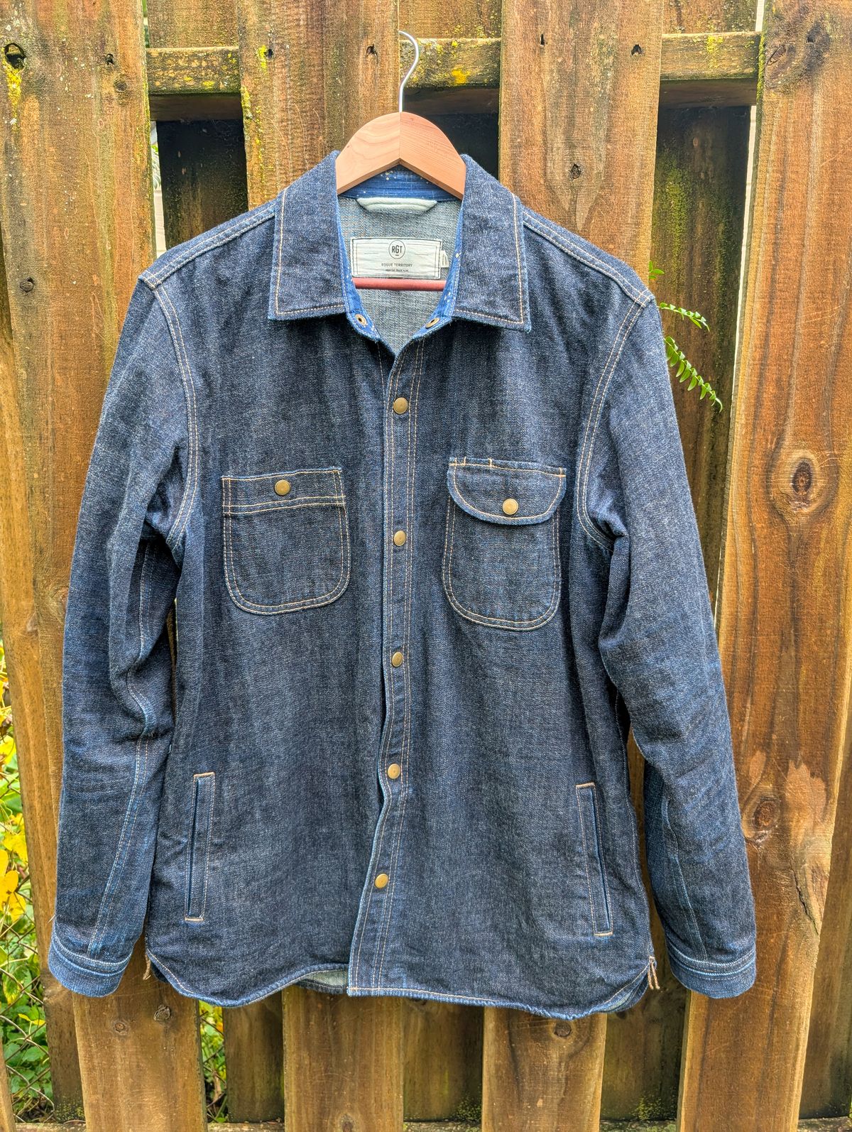 Photo by demo on October 31, 2024 of the Rogue Territory Service Shirt in 13.5oz Cryptic Indigo.