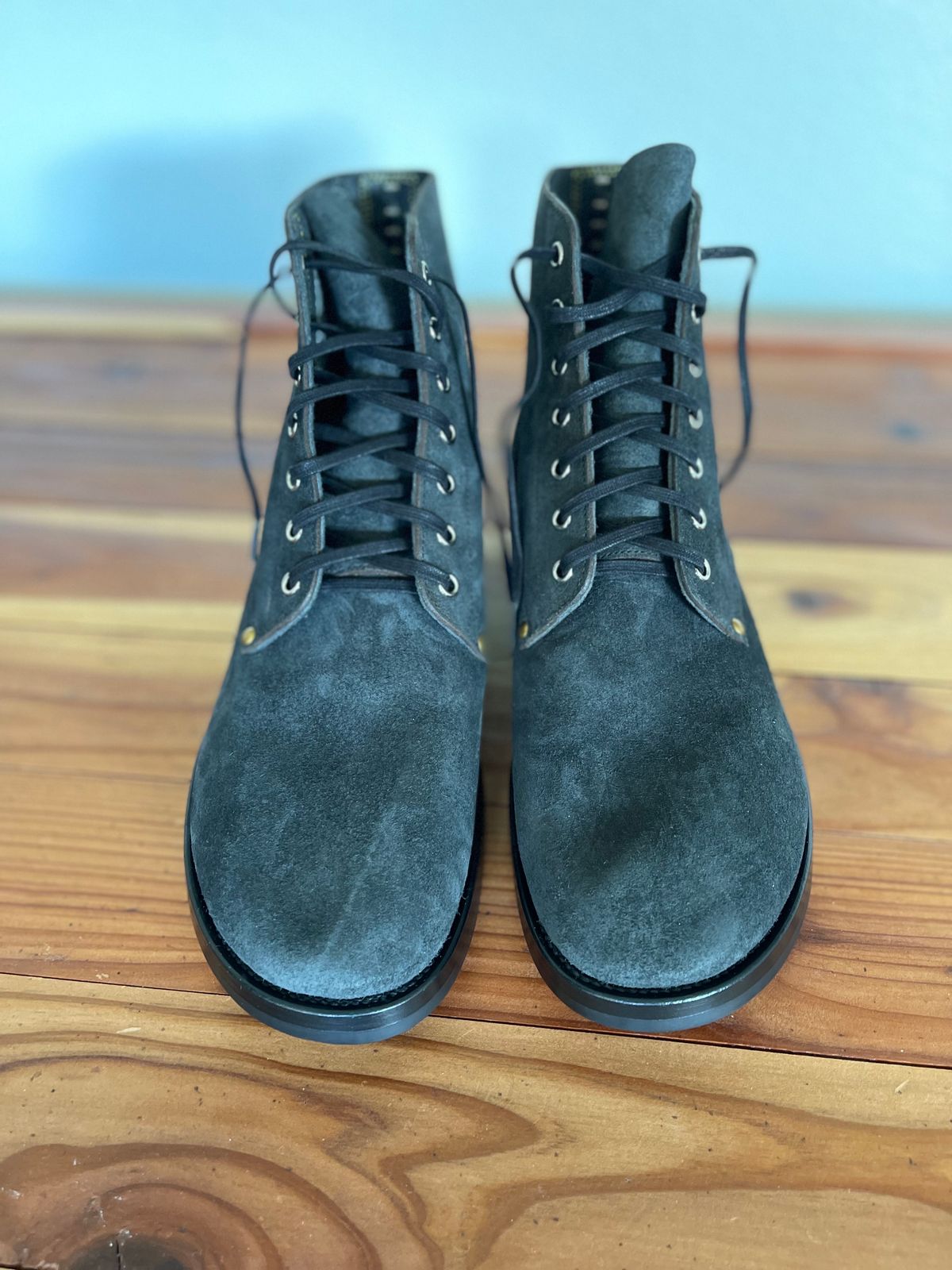 Photo by shaneb613 on October 1, 2023 of the Iron Boots The Great Escape in Black Italy Waxed Bullhide Reverse.