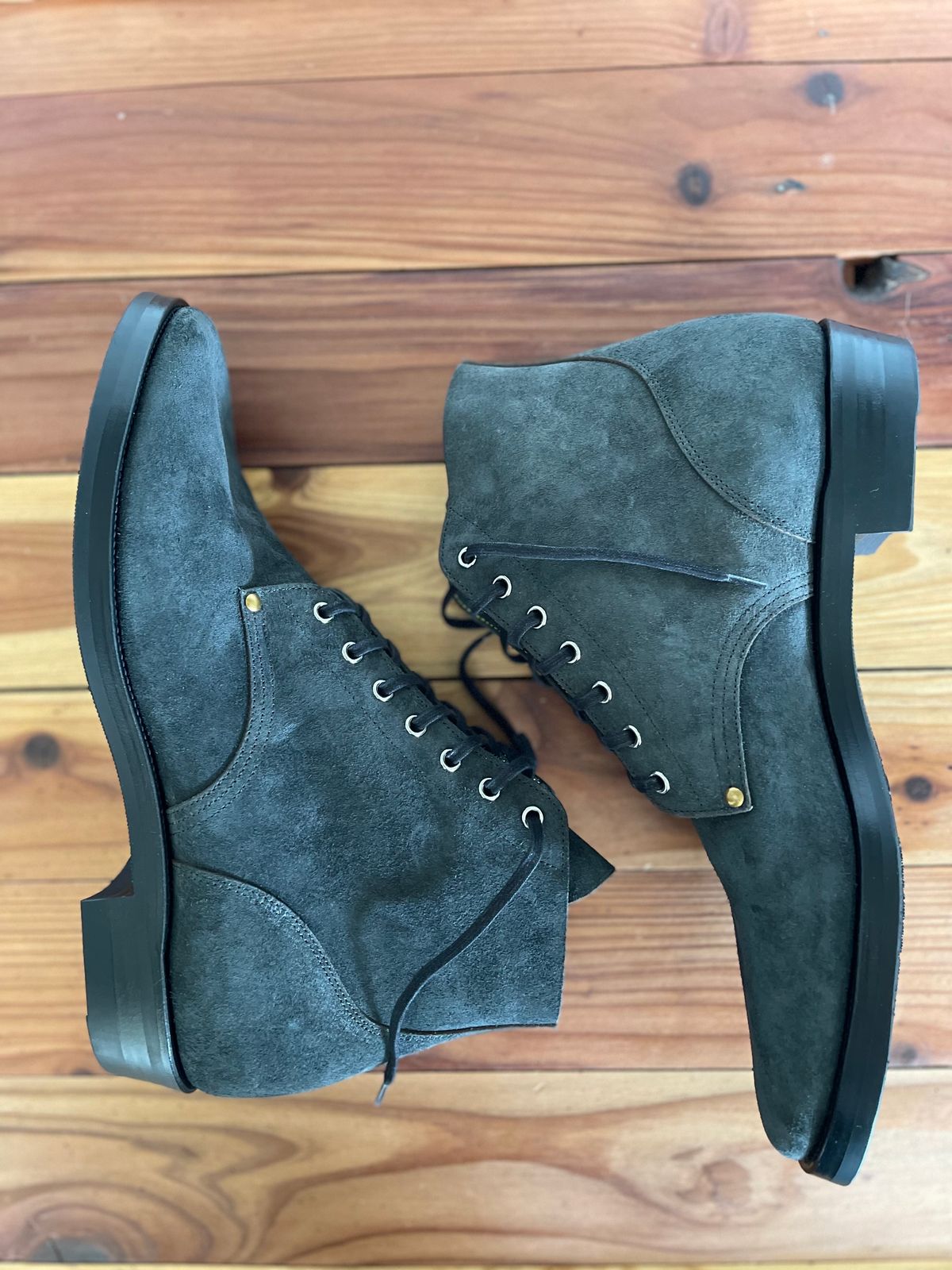 Photo by shaneb613 on October 1, 2023 of the Iron Boots The Great Escape in Black Italy Waxed Bullhide Reverse.