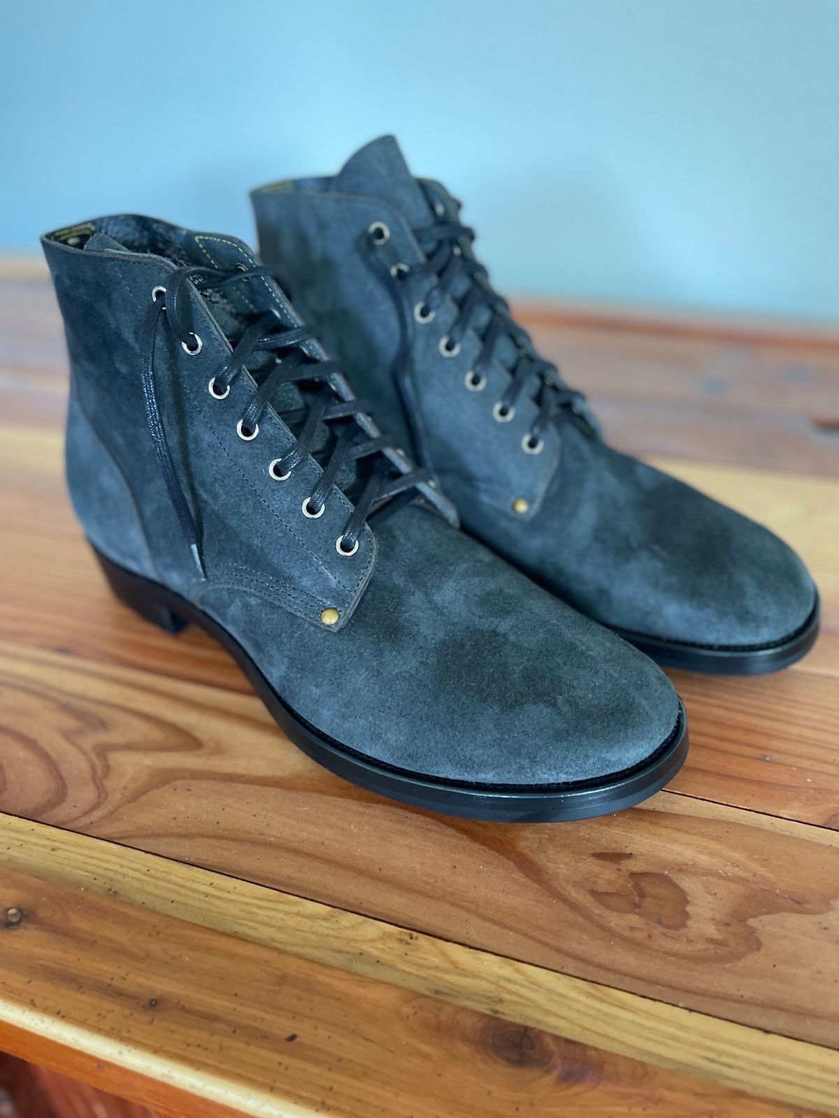 Photo by shaneb613 on October 1, 2023 of the Iron Boots The Great Escape in Black Italy Waxed Bullhide Reverse.