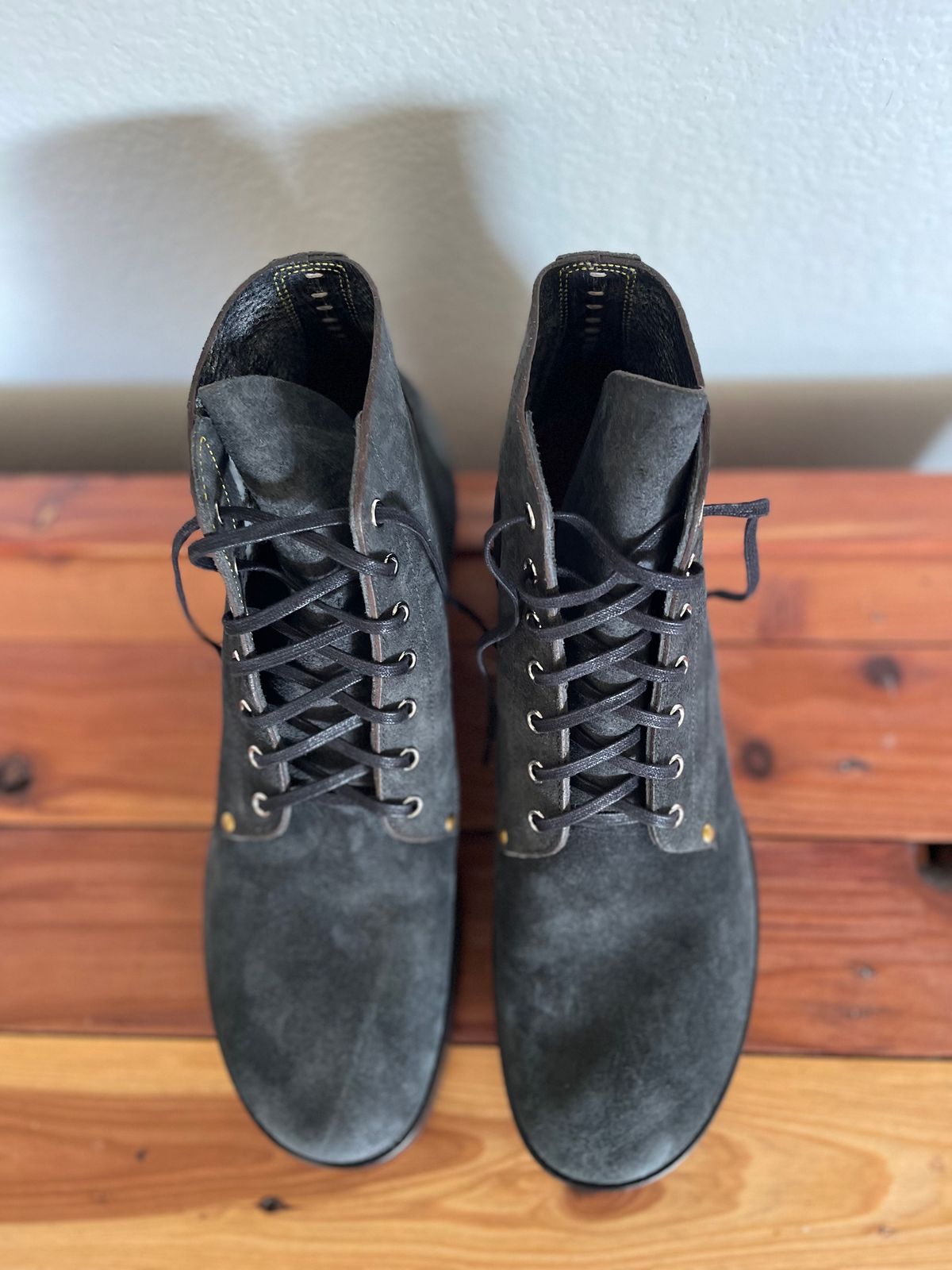 Photo by shaneb613 on October 1, 2023 of the Iron Boots The Great Escape in Black Italy Waxed Bullhide Reverse.