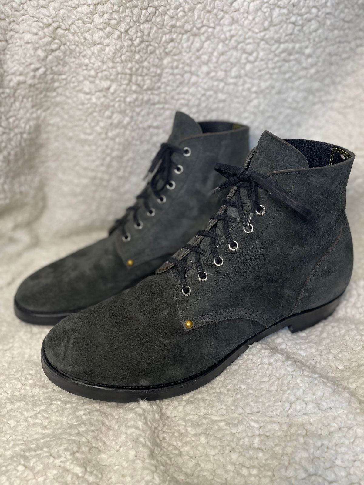 Photo by shaneb613 on November 8, 2023 of the Iron Boots The Great Escape in Black Italy Waxed Bullhide Reverse.