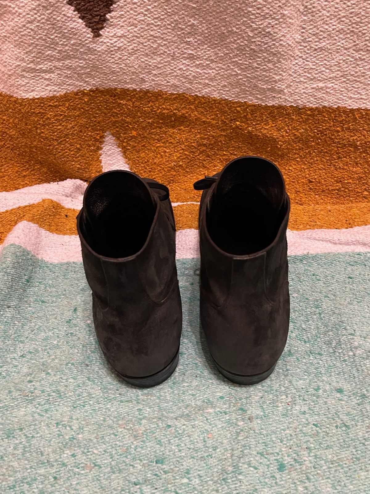 Photo by shaneb613 on December 5, 2023 of the Iron Boots The Great Escape in Black Italy Waxed Bullhide Reverse.