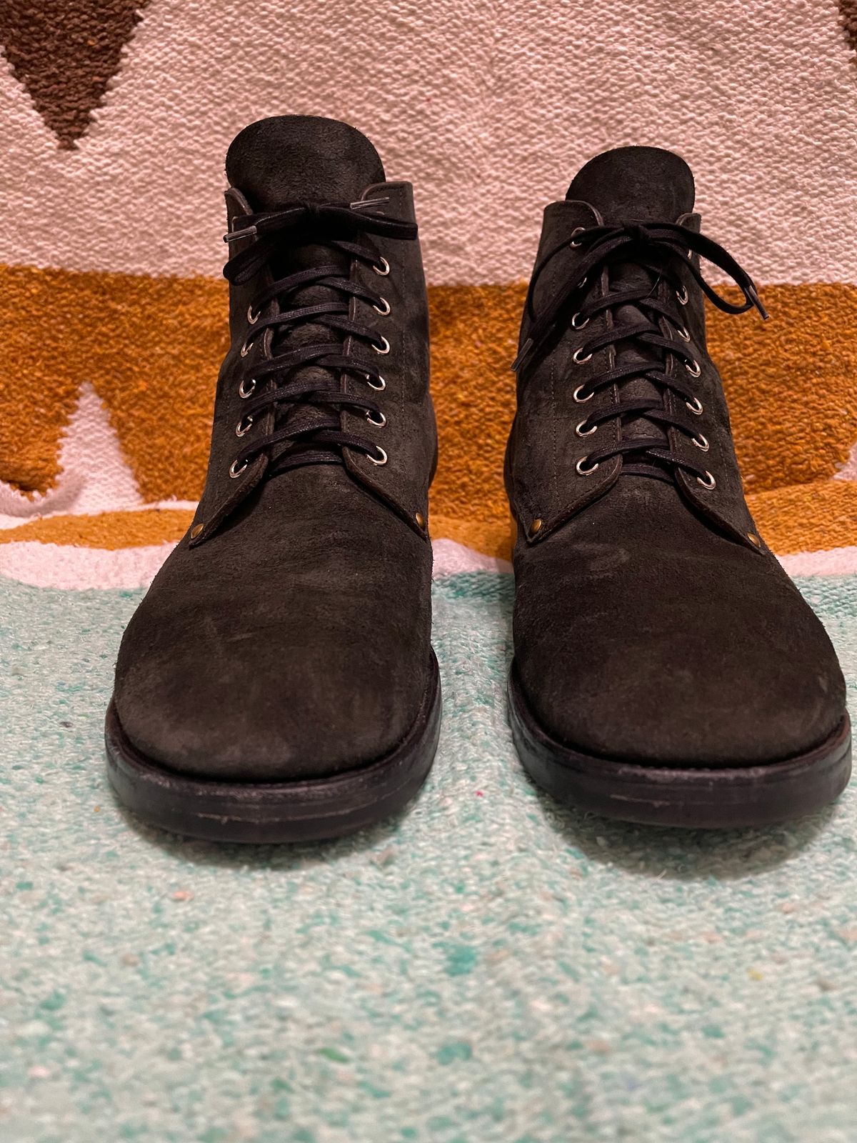 Photo by shaneb613 on December 5, 2023 of the Iron Boots The Great Escape in Black Italy Waxed Bullhide Reverse.