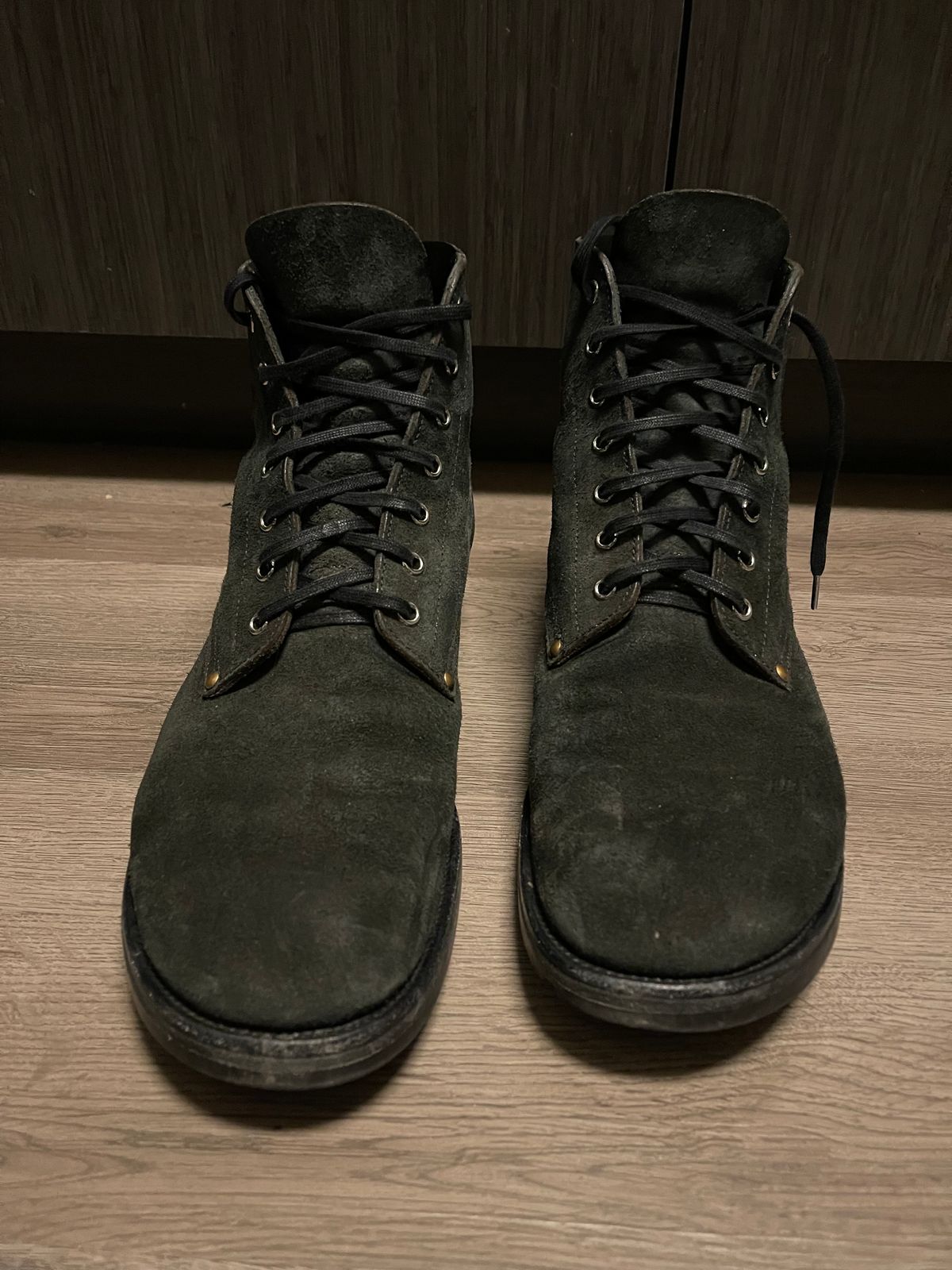Photo by shaneb613 on January 6, 2024 of the Iron Boots The Great Escape in Black Italy Waxed Bullhide Reverse.