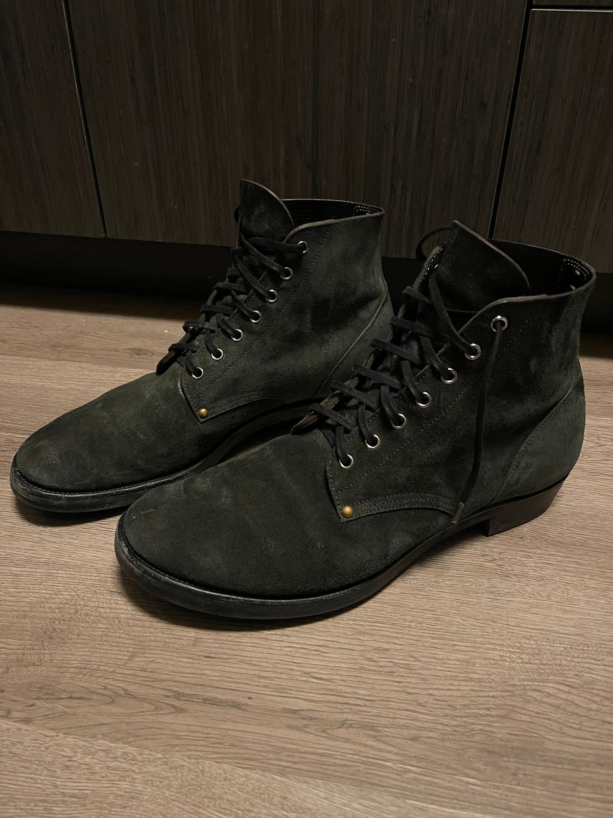 Photo by shaneb613 on January 6, 2024 of the Iron Boots The Great Escape in Black Italy Waxed Bullhide Reverse.