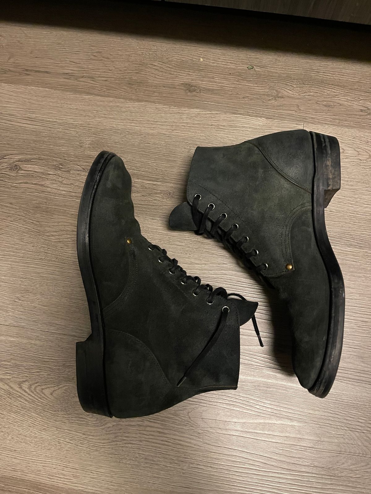 Photo by shaneb613 on January 6, 2024 of the Iron Boots The Great Escape in Black Italy Waxed Bullhide Reverse.