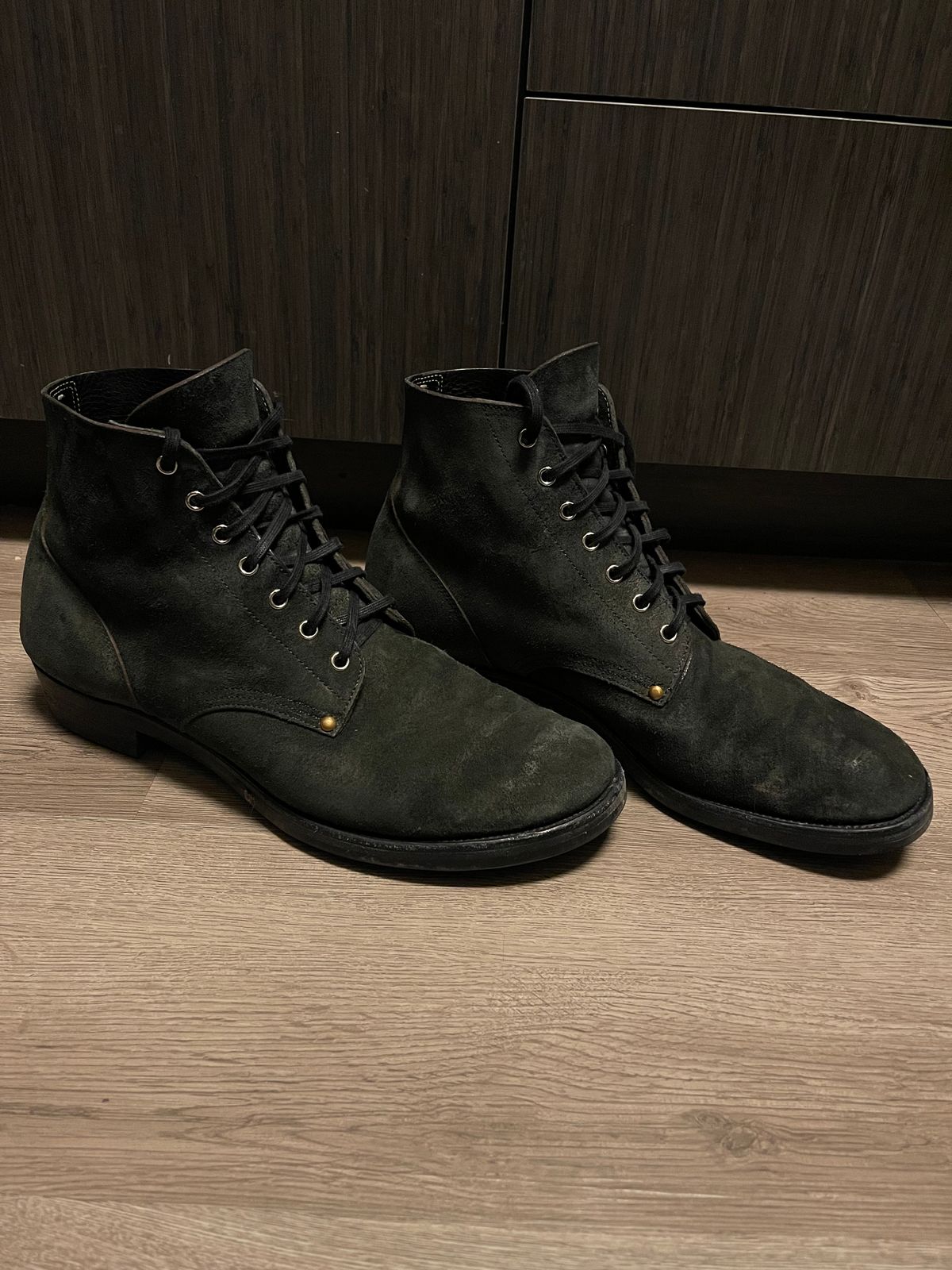 Photo by shaneb613 on January 6, 2024 of the Iron Boots The Great Escape in Black Italy Waxed Bullhide Reverse.