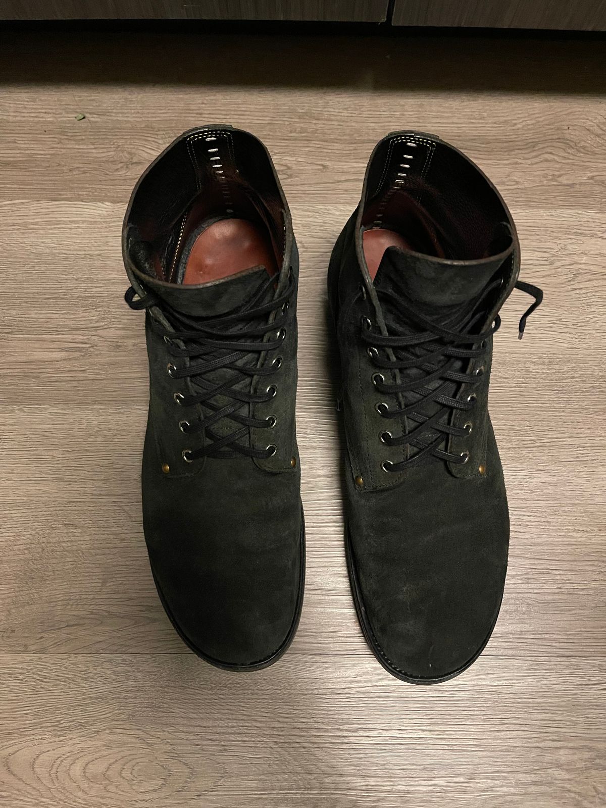 Photo by shaneb613 on January 6, 2024 of the Iron Boots The Great Escape in Black Italy Waxed Bullhide Reverse.