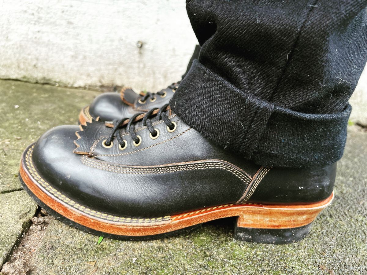 Photo by peterldavey on December 31, 2021 of the Onderhoud LCV01 Lineman Boot in Horween Black Chromexcel.