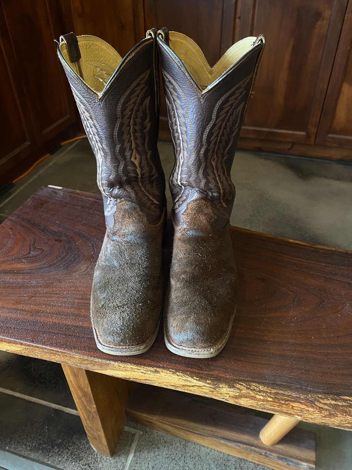 Photo by ChuckNasty on June 21, 2025 of the Fenoglio The Weldon in Brown Roughout Cowhide.