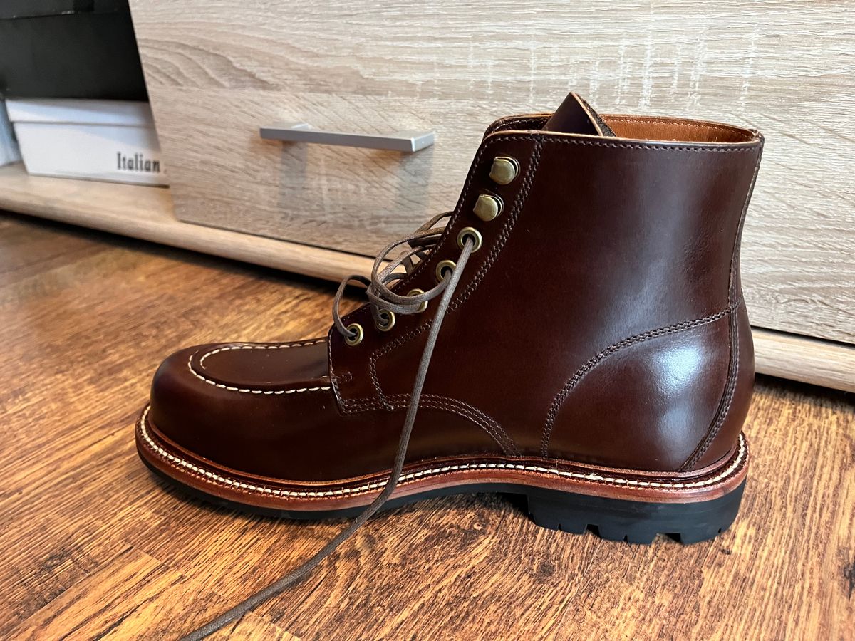 Photo by mito_vr on January 9, 2024 of the Grant Stone Brass Boot in Horween Crimson Chromexcel.