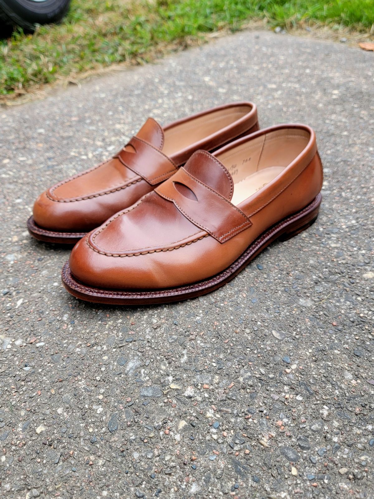 Photo by Kugelblitz1776 on September 25, 2024 of the Grant Stone Traveler Penny in Horween Honey Glazed Shell Cordovan.