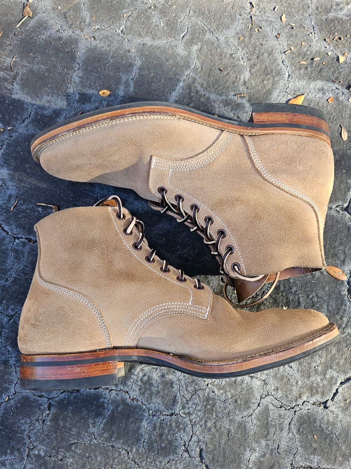 Photo by grim_f on January 1, 2024 of the Viberg Boondocker in Horween Marine Field Roughout.