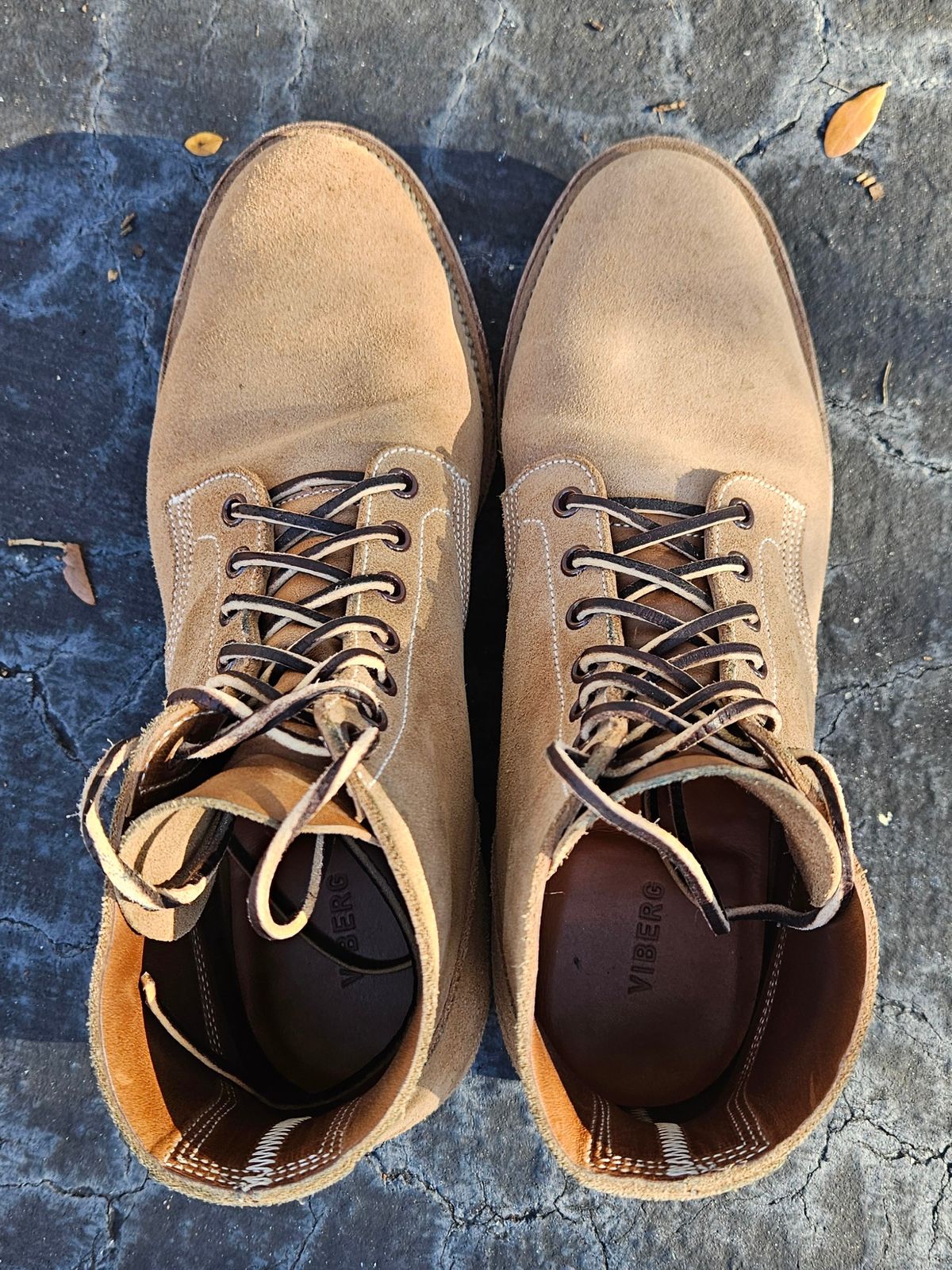 Photo by grim_f on January 1, 2024 of the Viberg Boondocker in Horween Marine Field Roughout.