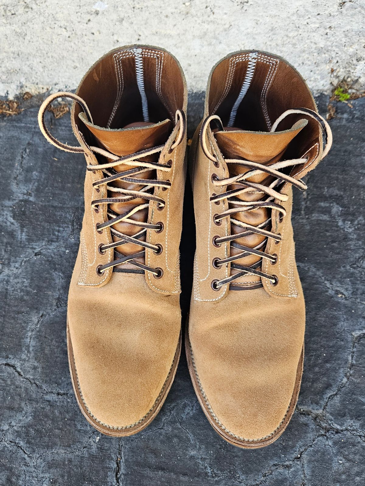 Photo by grim_f on April 5, 2024 of the Viberg Boondocker in Horween Marine Field Roughout.