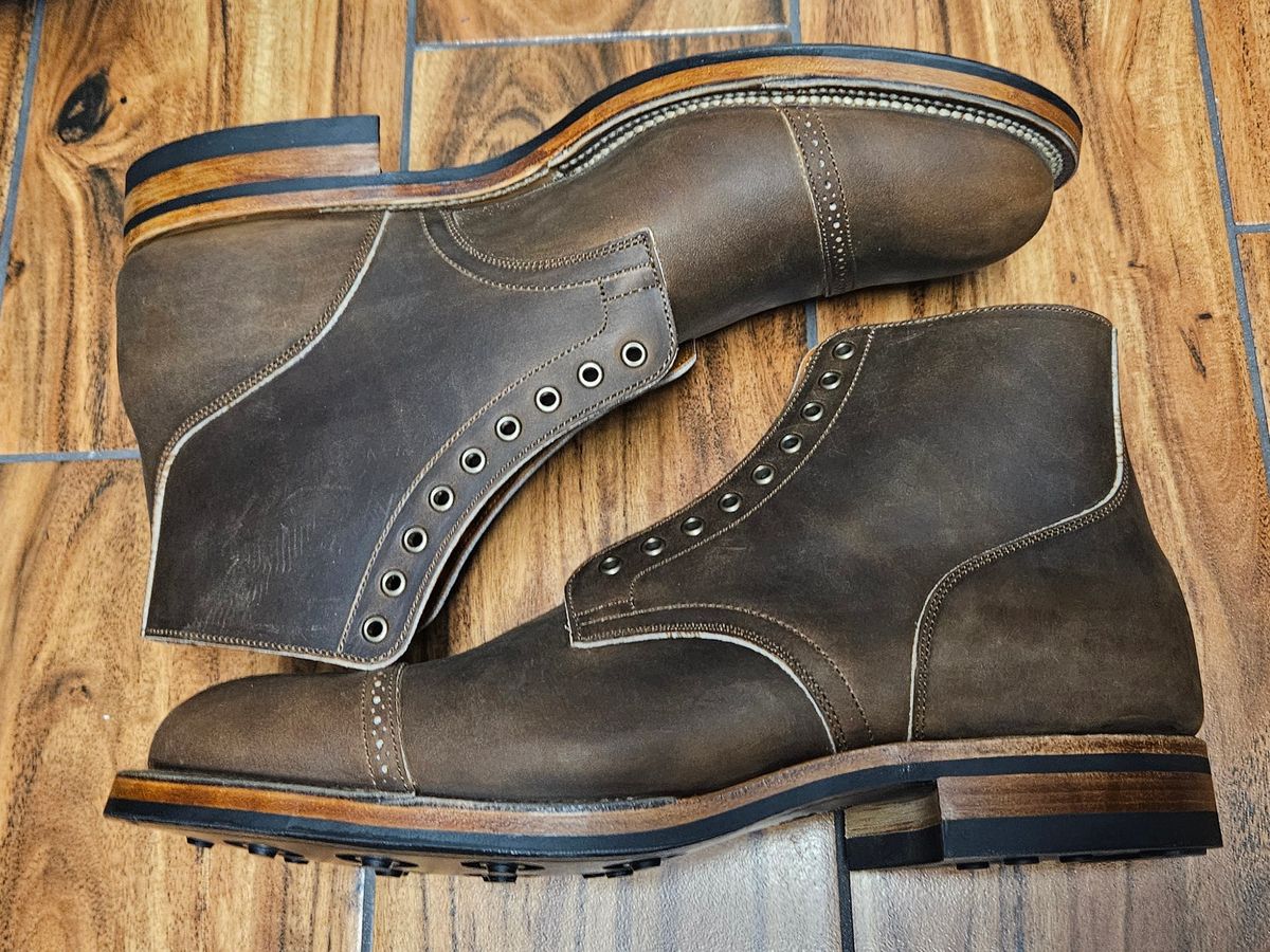 Photo by grim_f on May 16, 2024 of the Viberg Service Boot BCT in Horween Golden Brown Predator.