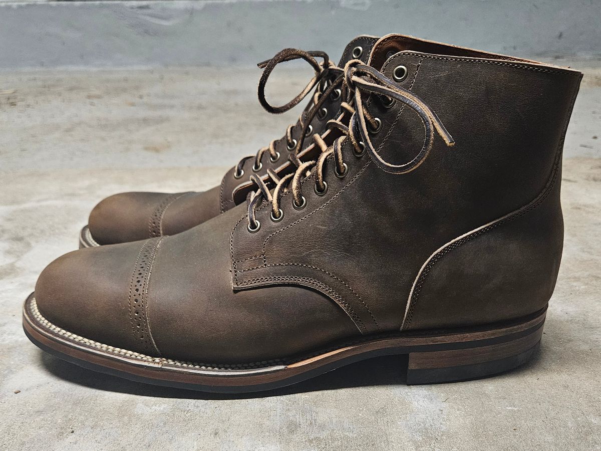 Photo by grim_f on October 1, 2024 of the Viberg Service Boot BCT in Horween Golden Brown Predator.