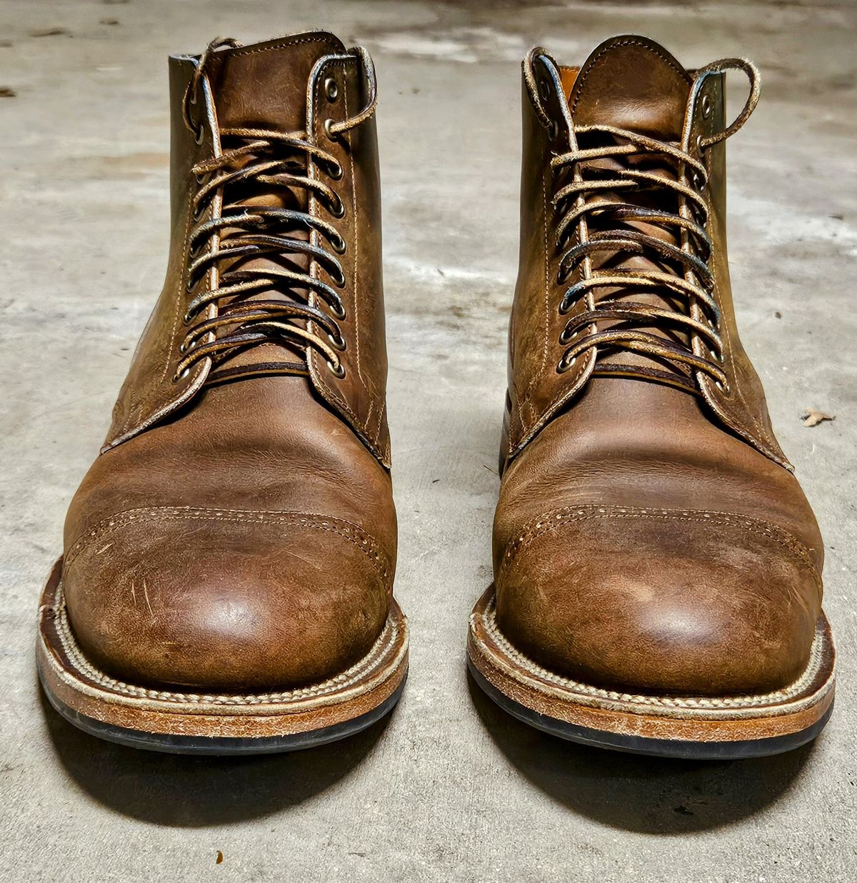 Photo by grim_f on December 4, 2024 of the Viberg Service Boot BCT in Horween Golden Brown Predator.