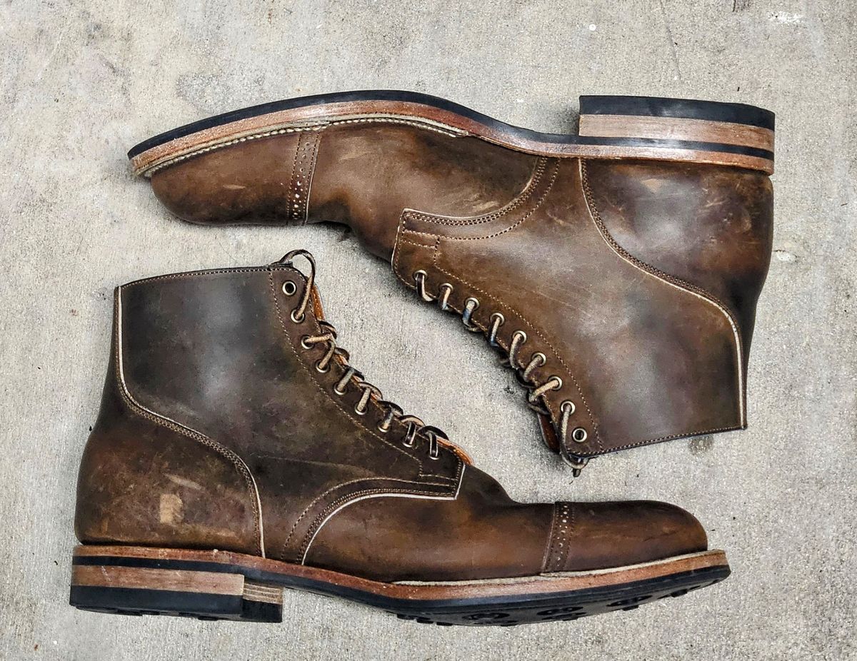 Photo by grim_f on December 4, 2024 of the Viberg Service Boot BCT in Horween Golden Brown Predator.