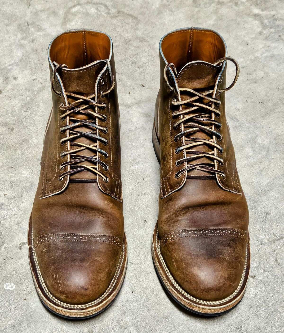 Photo by grim_f on December 4, 2024 of the Viberg Service Boot BCT in Horween Golden Brown Predator.