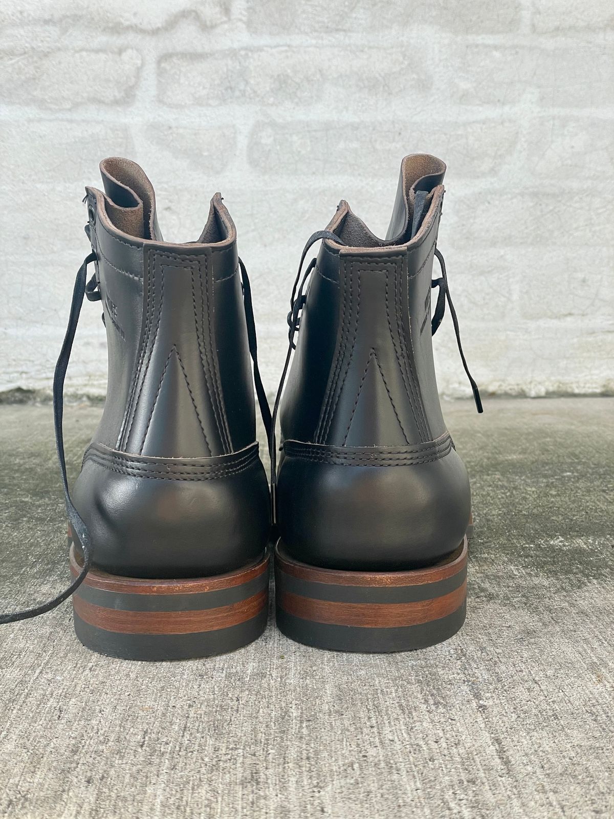 Photo by grdrw on October 4, 2022 of the White's Bounty Hunter in Horween Black Chromexcel Horsehide.