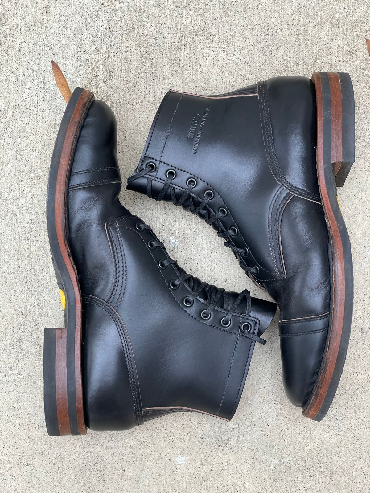 Photo by grdrw on November 6, 2022 of the White's Bounty Hunter in Horween Black Chromexcel Horsehide.