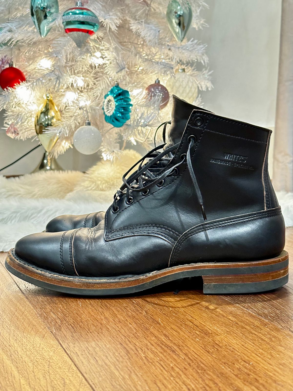 Photo by grdrw on December 6, 2022 of the White's Bounty Hunter in Horween Black Chromexcel Horsehide.