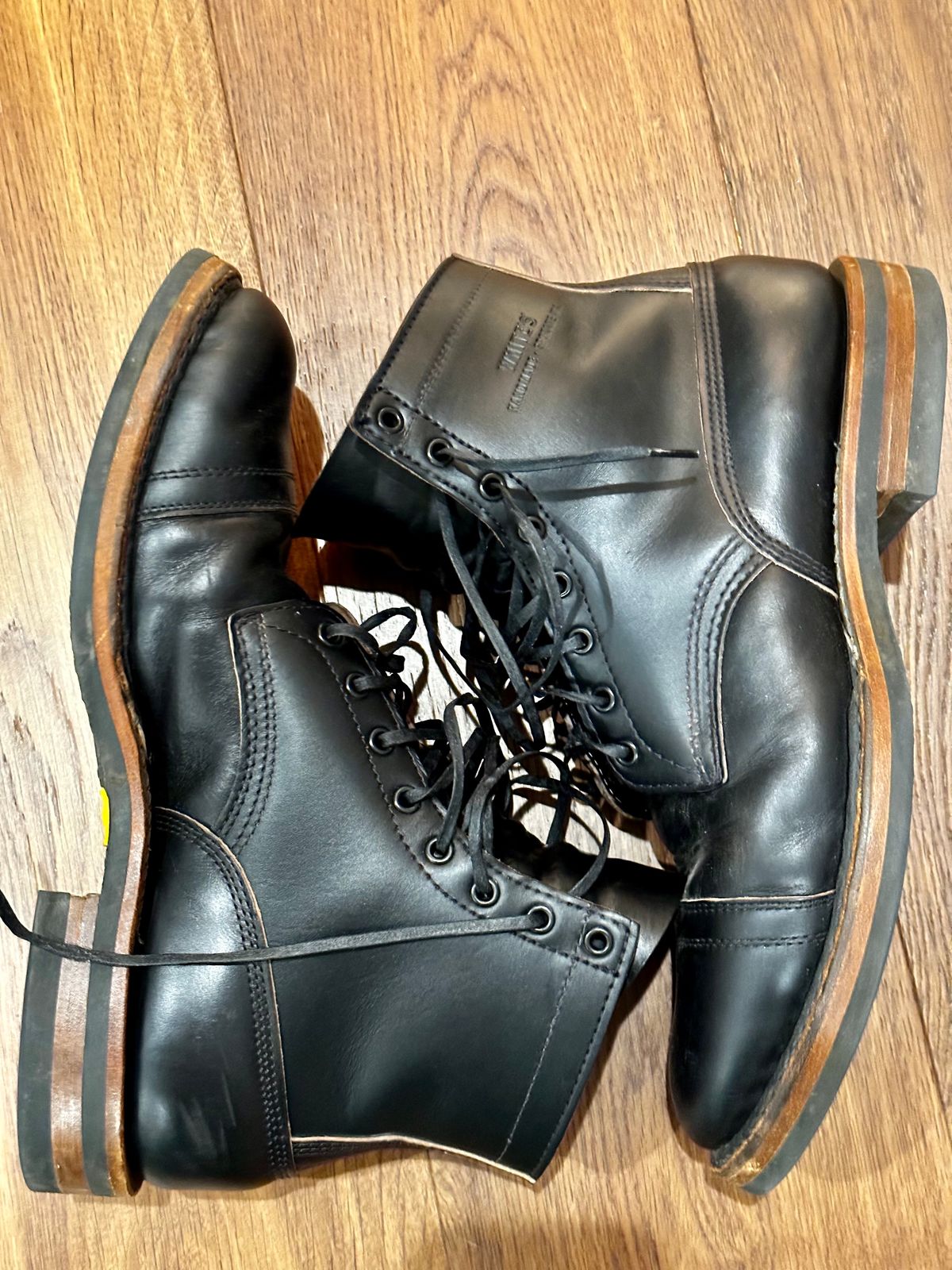 Photo by grdrw on December 6, 2022 of the White's Bounty Hunter in Horween Black Chromexcel Horsehide.
