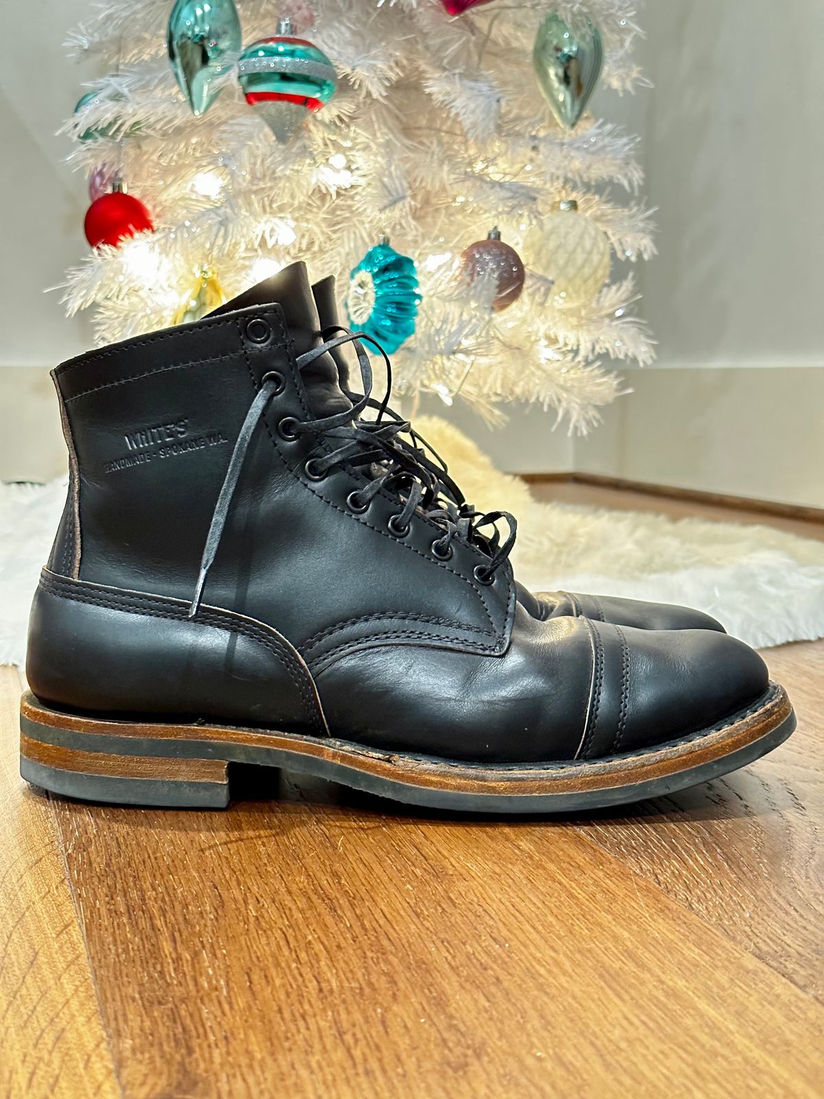 Photo by grdrw on December 6, 2022 of the White's Bounty Hunter in Horween Black Chromexcel Horsehide.