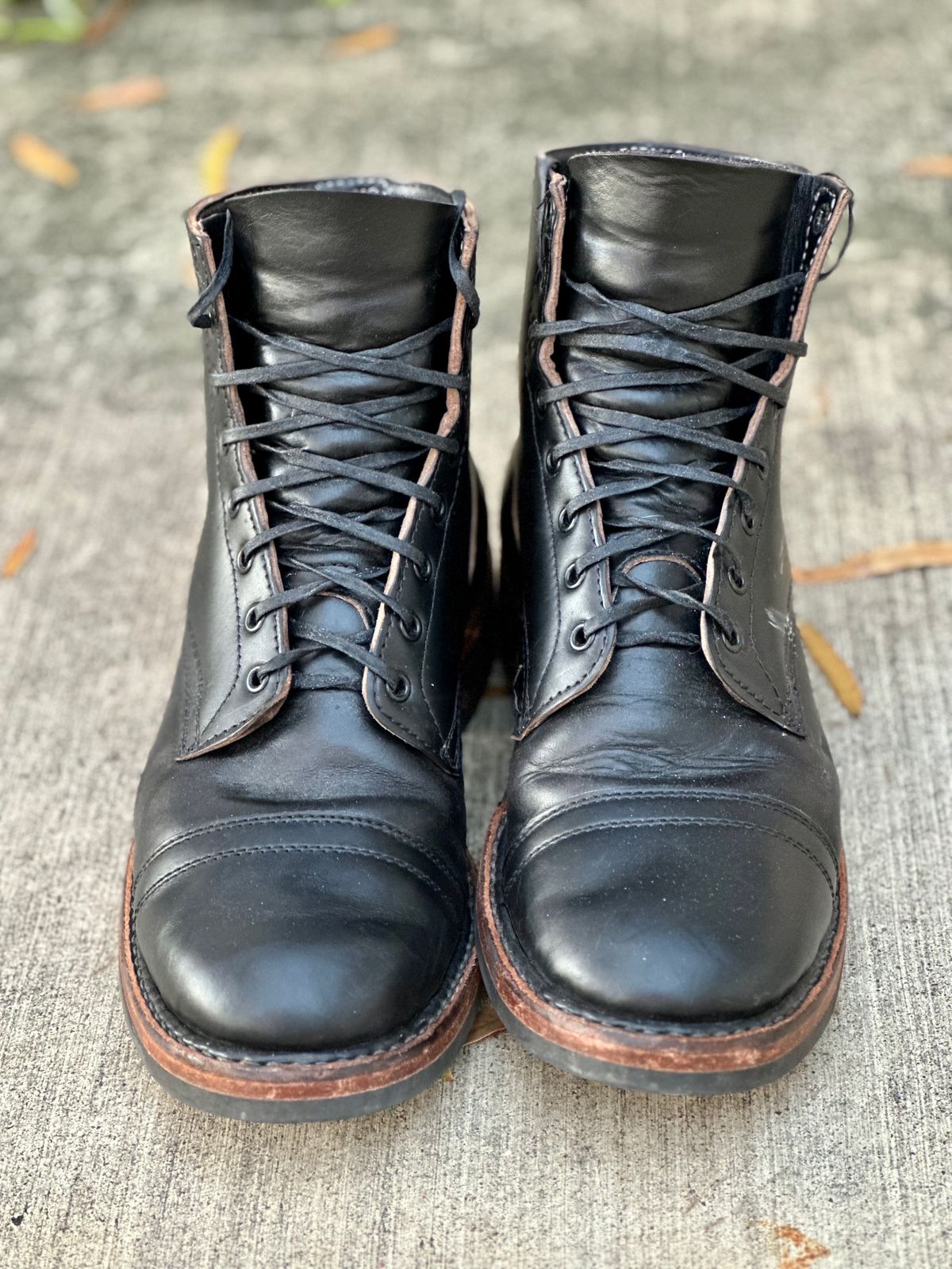 Photo by grdrw on January 5, 2023 of the White's Bounty Hunter in Horween Black Chromexcel Horsehide.