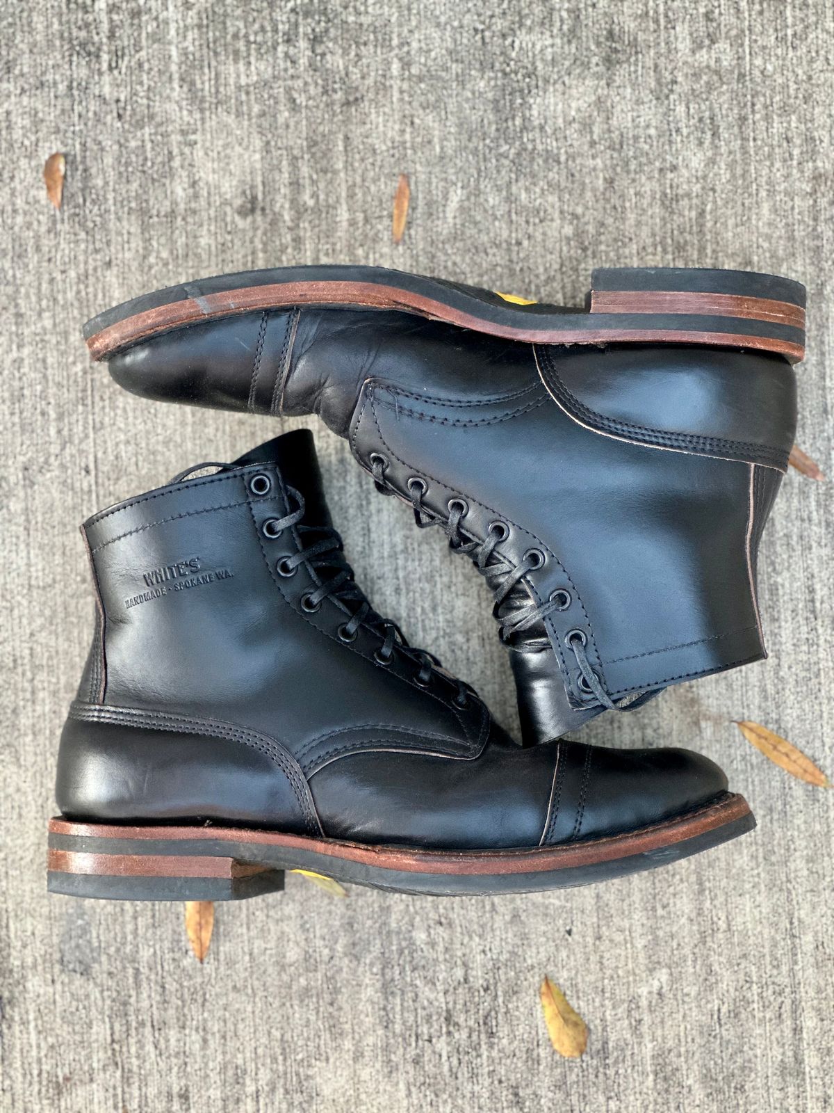 Photo by grdrw on January 5, 2023 of the White's Bounty Hunter in Horween Black Chromexcel Horsehide.