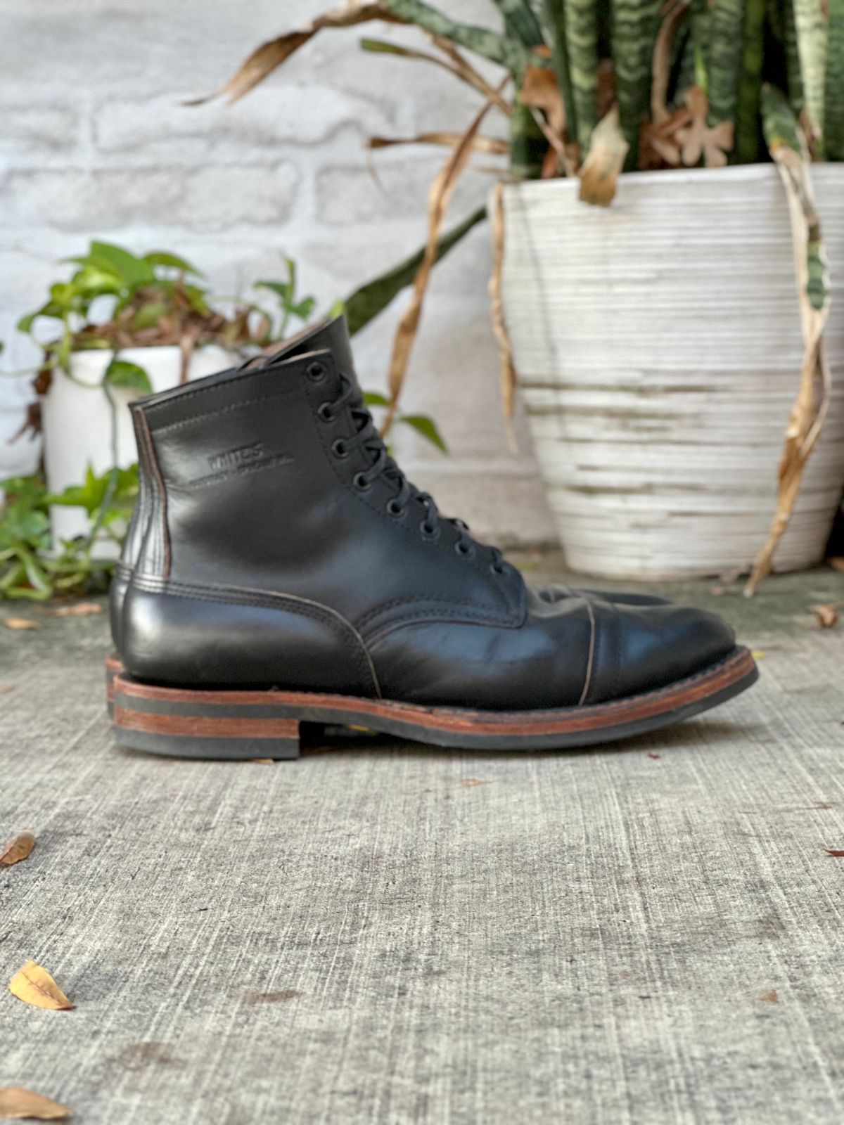 Photo by grdrw on January 5, 2023 of the White's Bounty Hunter in Horween Black Chromexcel Horsehide.