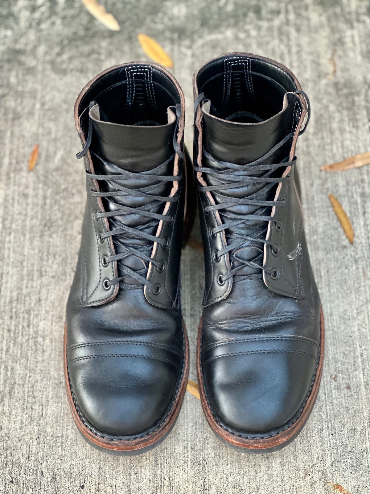 Photo by grdrw on January 5, 2023 of the White's Bounty Hunter in Horween Black Chromexcel Horsehide.