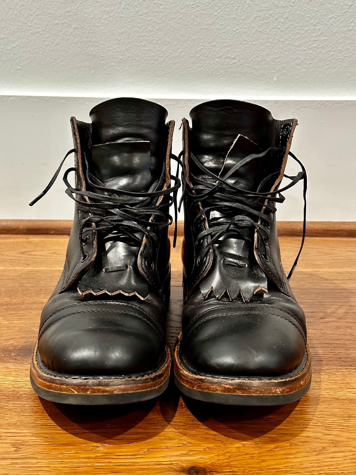 Photo by grdrw on February 6, 2023 of the White's Bounty Hunter in Horween Black Chromexcel Horsehide.