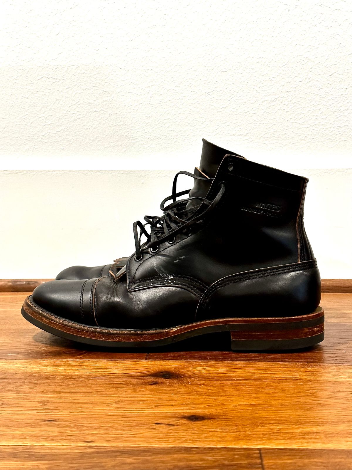 Photo by grdrw on February 6, 2023 of the White's Bounty Hunter in Horween Black Chromexcel Horsehide.