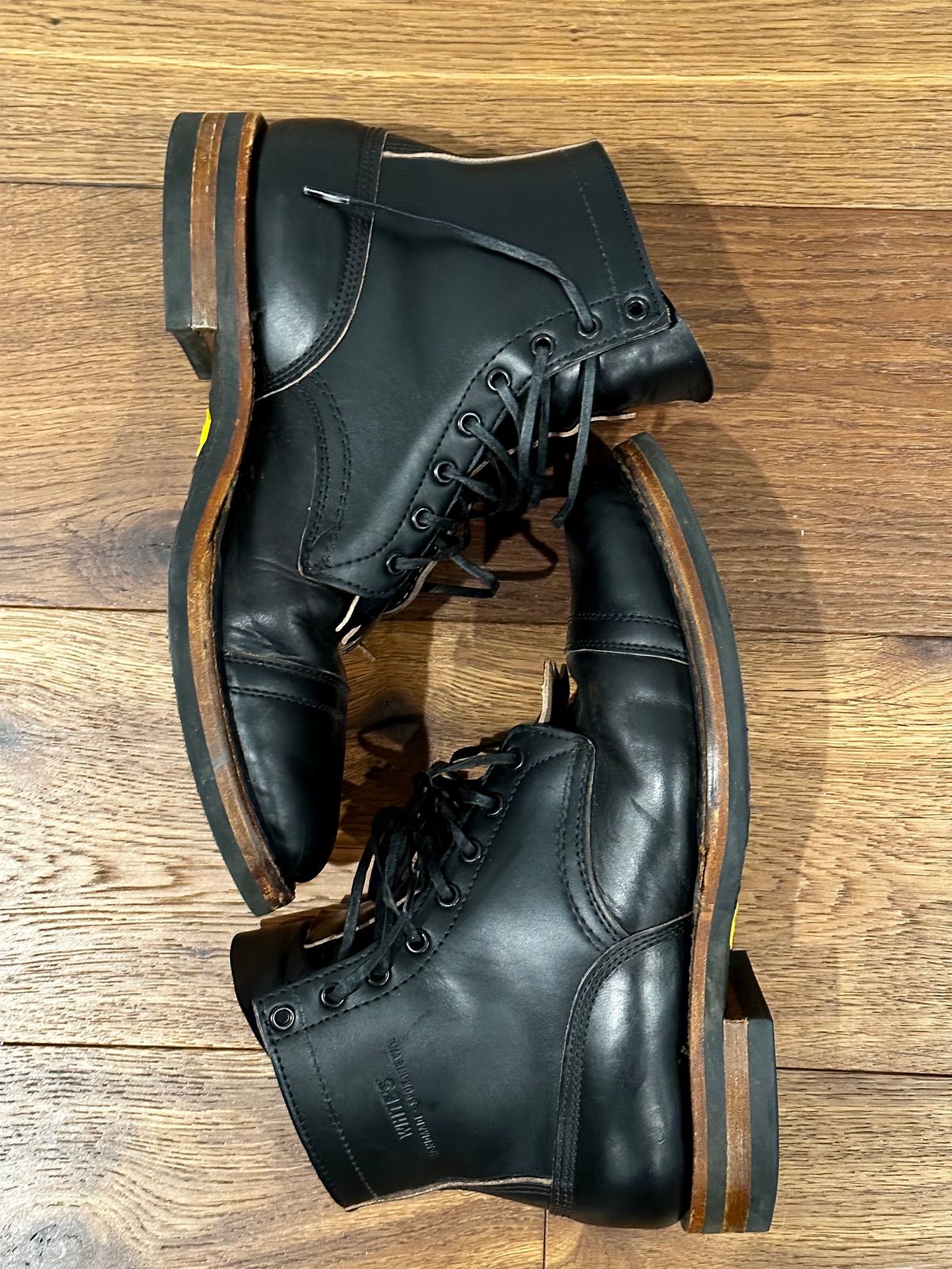 Photo by grdrw on February 6, 2023 of the White's Bounty Hunter in Horween Black Chromexcel Horsehide.